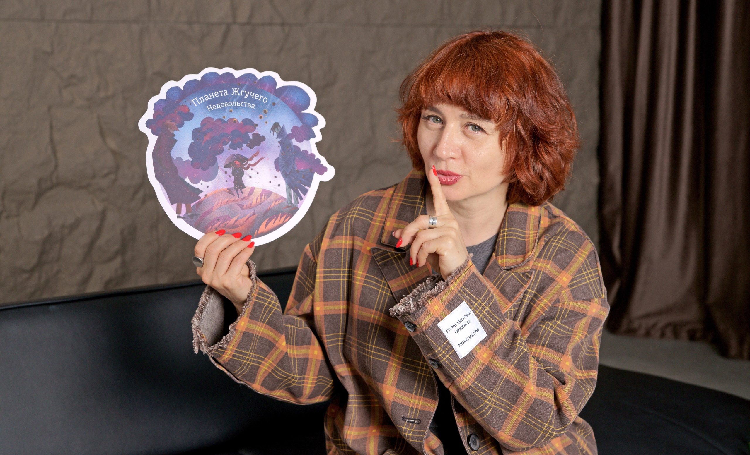 Контент съемка - женщина сидя с инвентарем