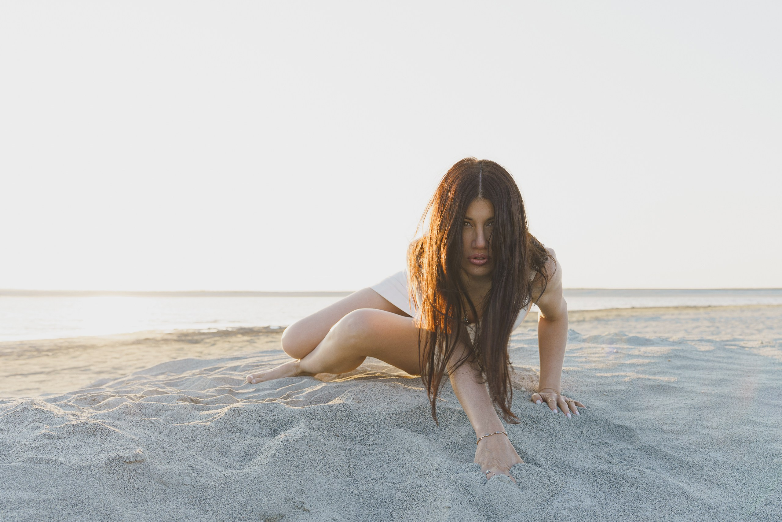 Страстный портрет девушки на песке | Услуги портретного фотографа в Екатеринбурге