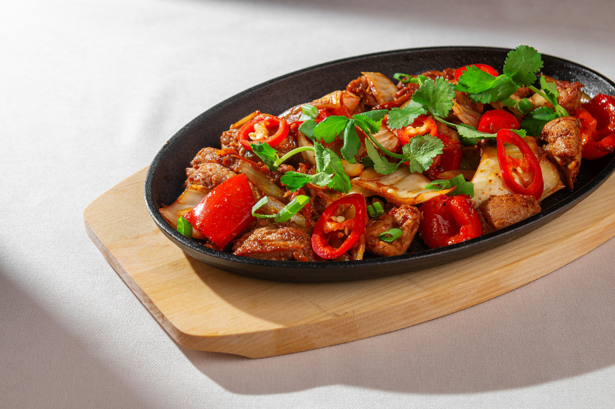 острые корейские овощи с мясом на сковороде ресторан SARANG Саратов Энгельс