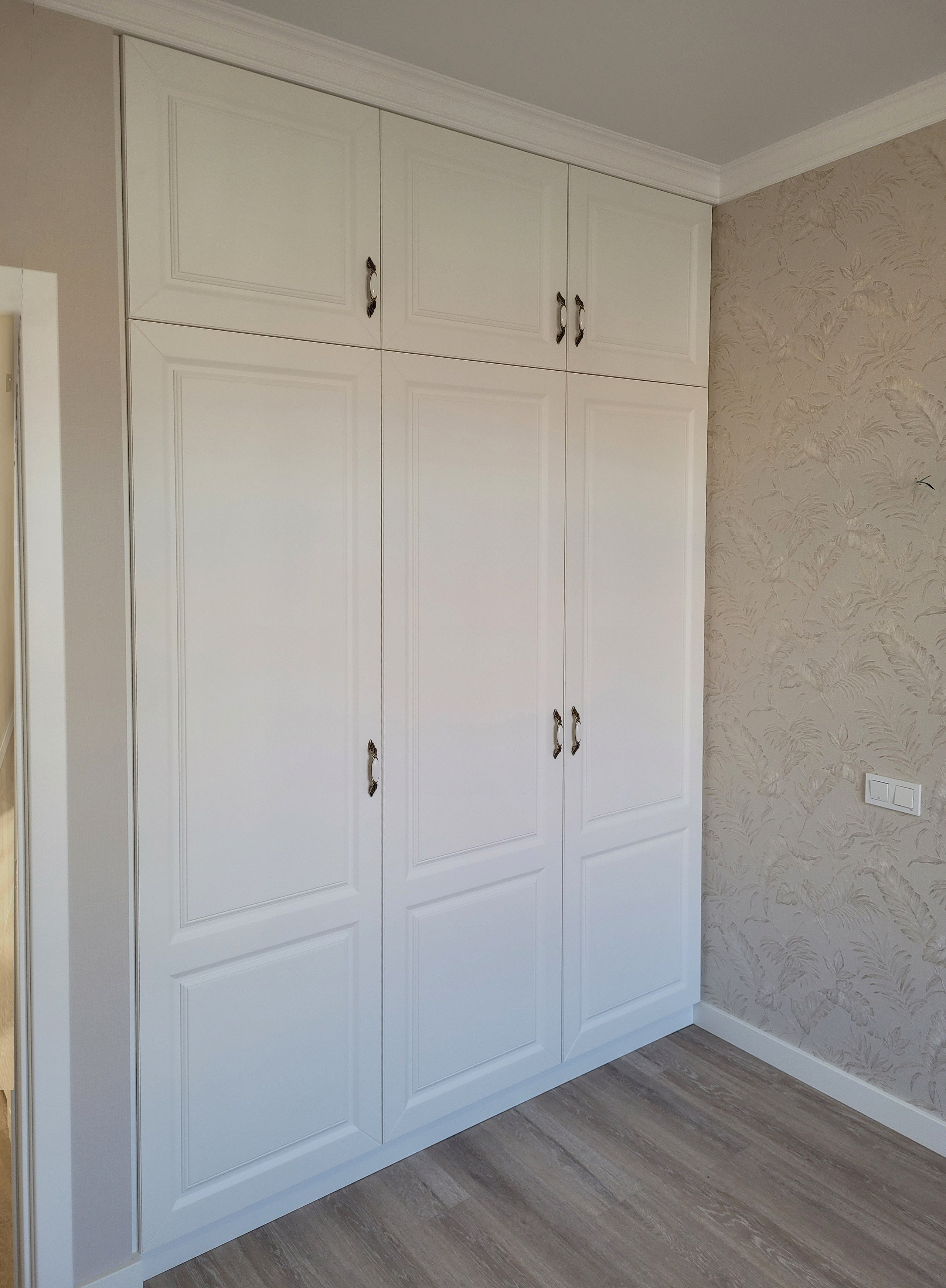 Шкафы, гардеробные и прихожие на заказ в Евпатории. Мебель на заказ в Евпатории