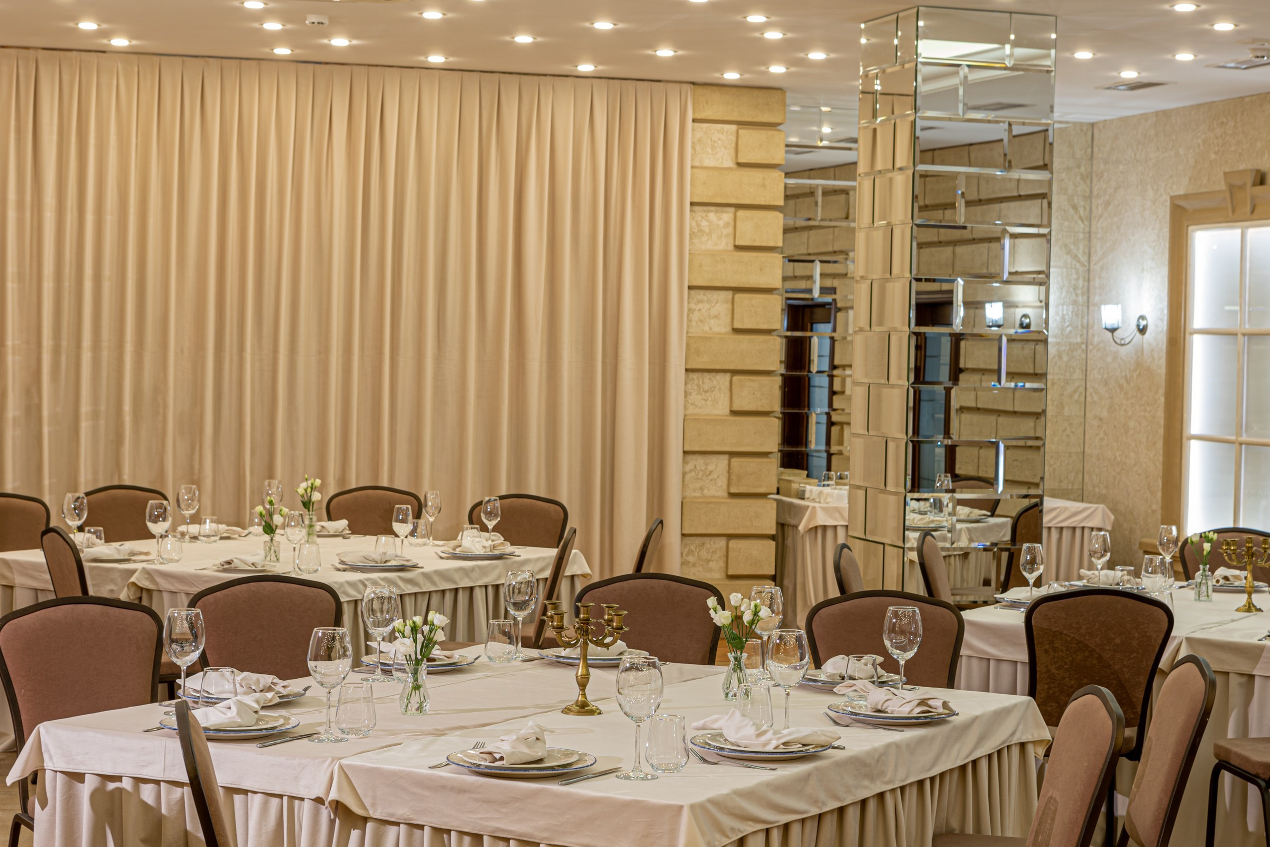 Банкетный зал ресторана Дача. Фотограф в Оренбурге. Профессиональный фотограф