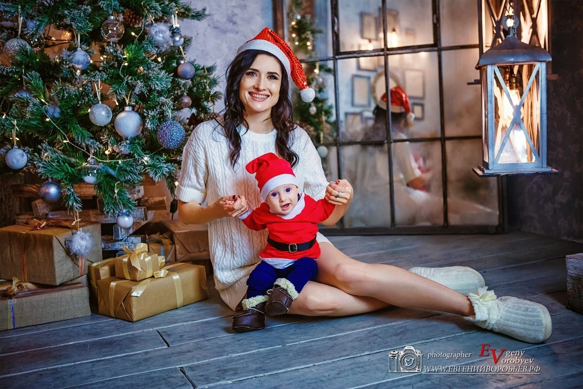 Новогодняя семейная детская фотосессия фотограф в Красноярске новый год ёлка подарок фотостудия новогодний декор идея место образ пример фото визажист причёска макияж детская фотосессия позы фотосъёмка