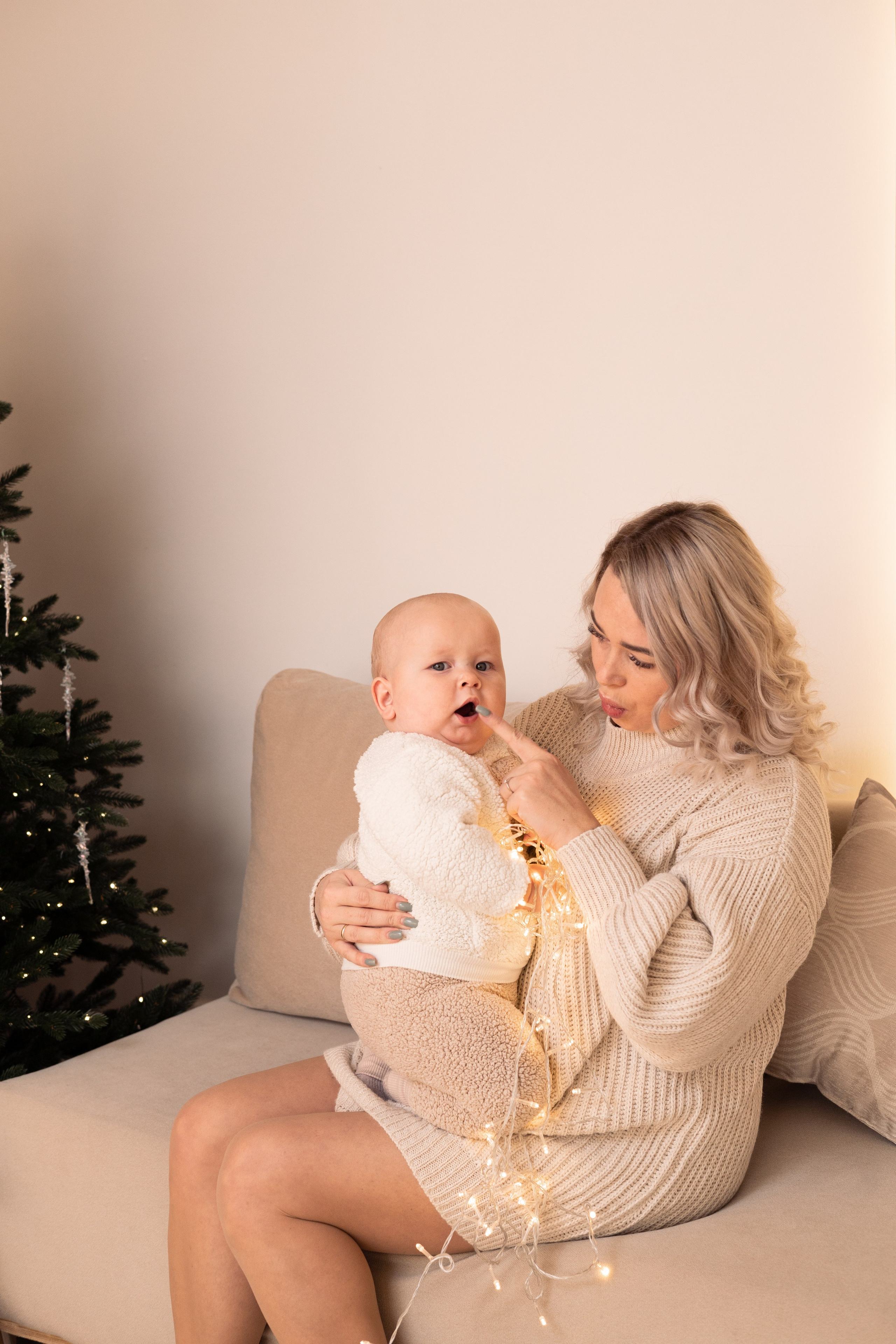 Мама играет с сыном на диване