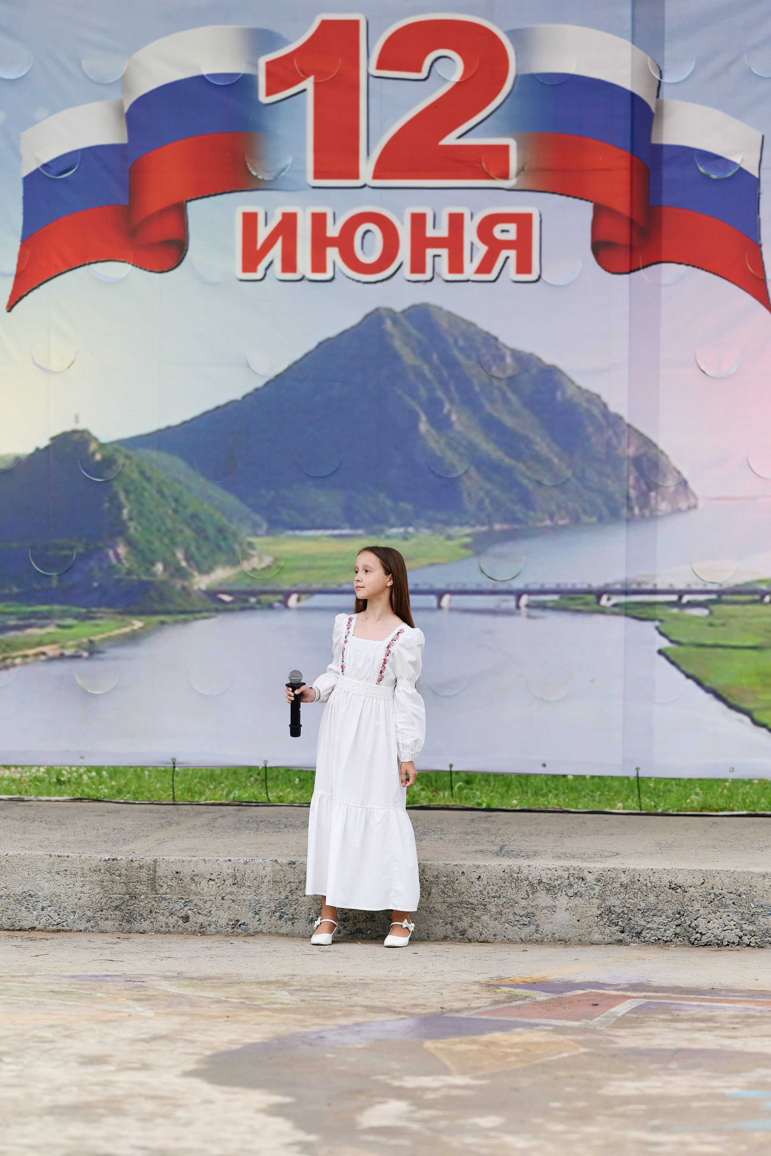 Фотосъёмка певицы в День России на сцене в Будёновке