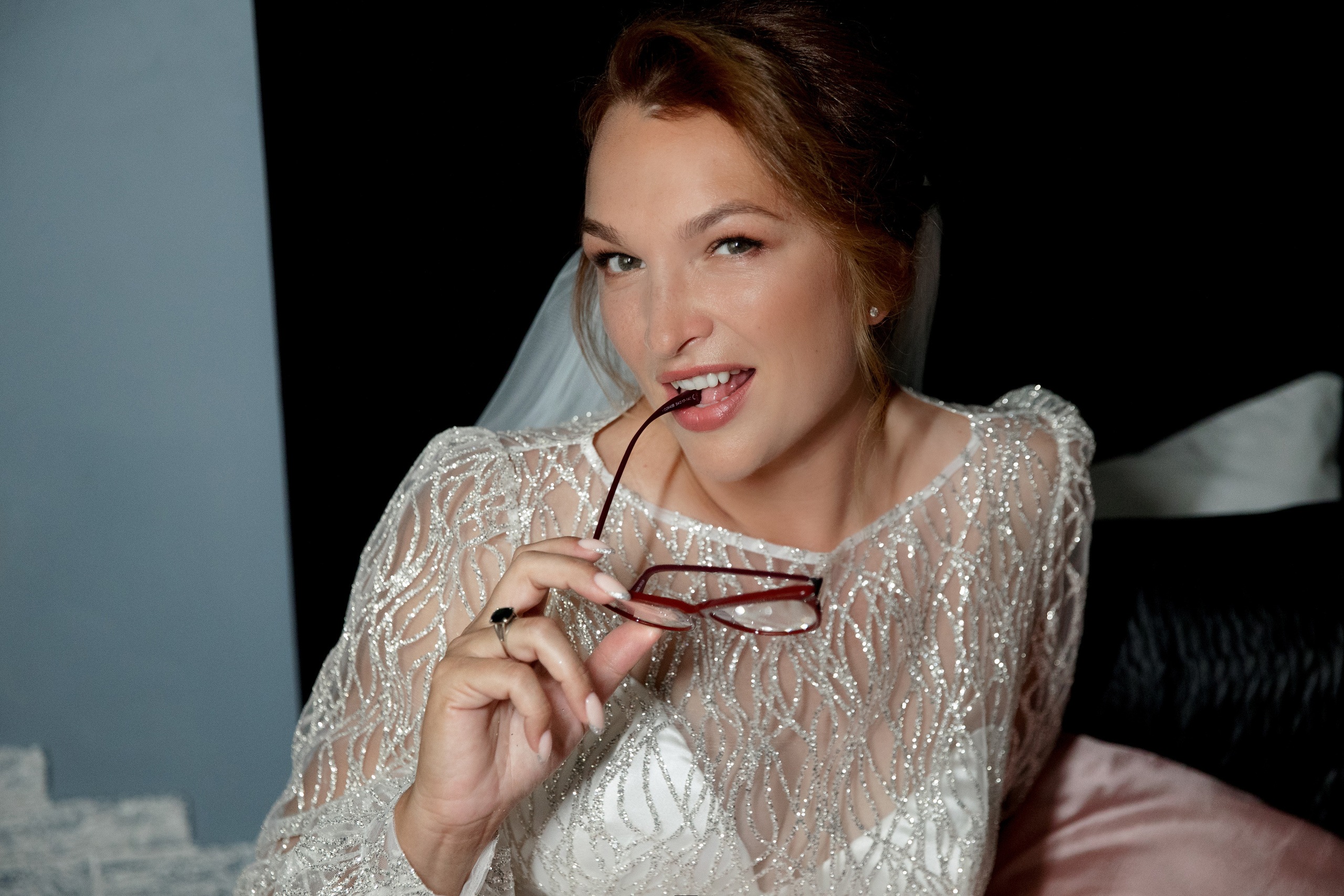 невеста с очками на свадьбе