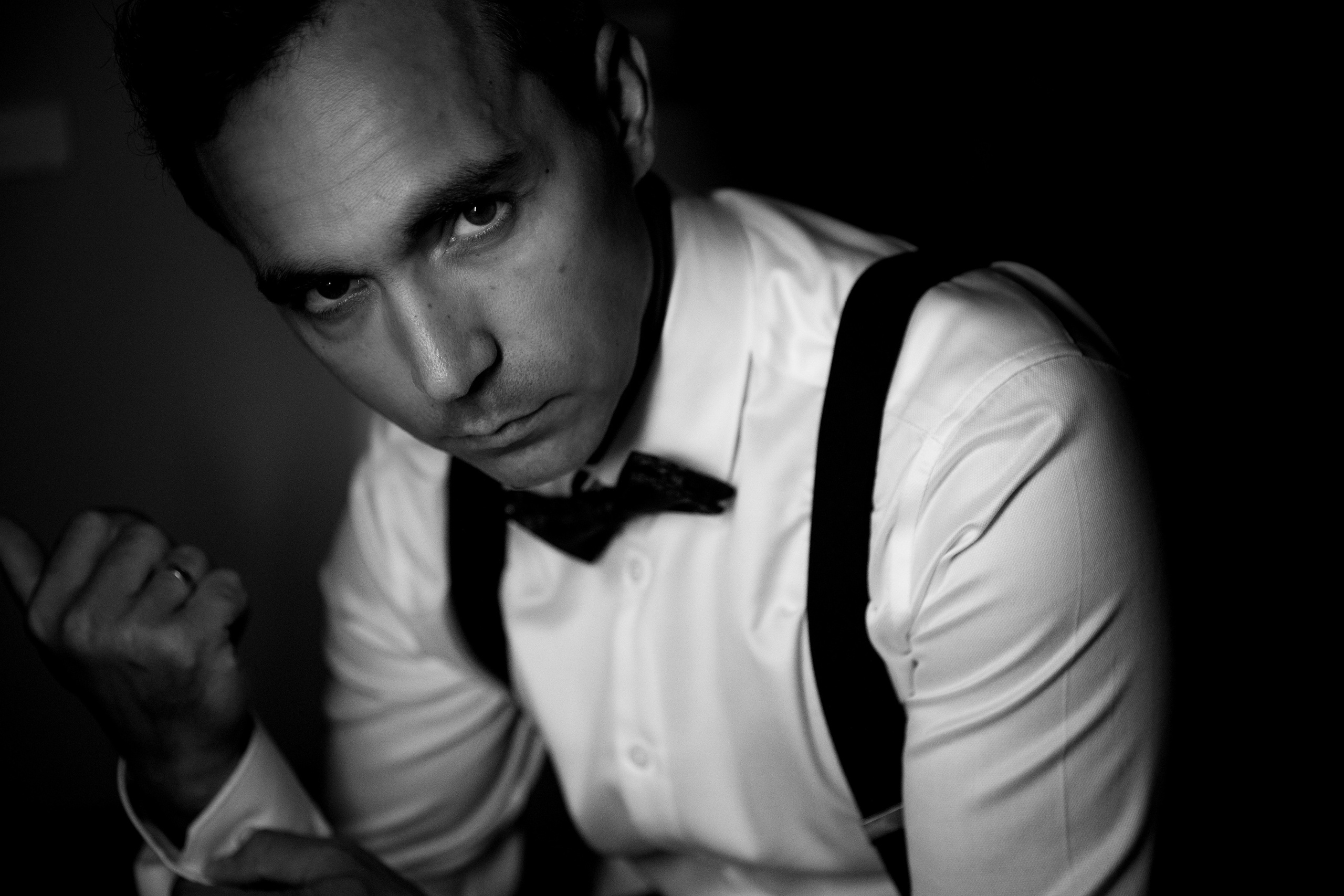 сборы жениха, стильный жених с подтяжками