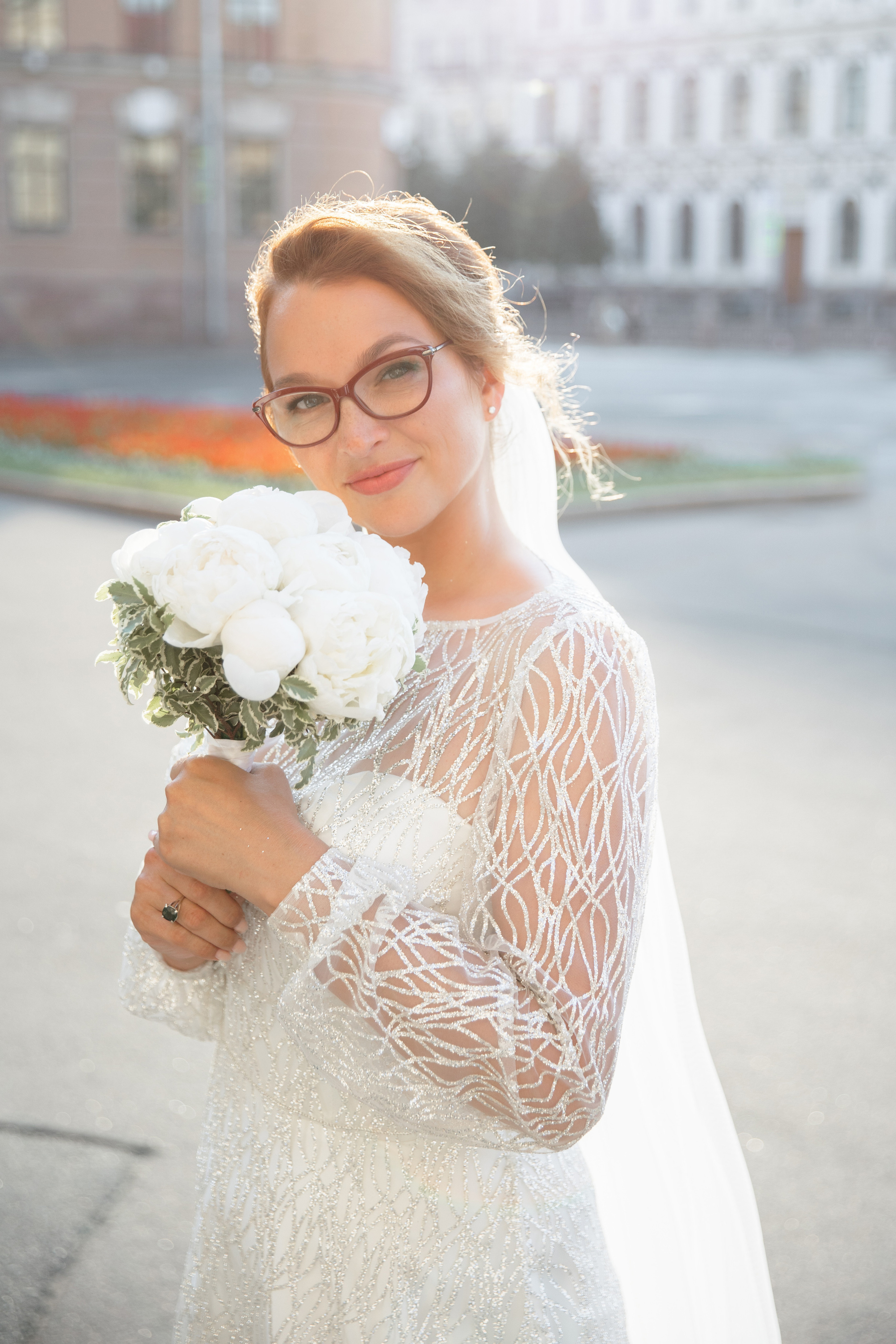 фотосессия у Исаакиевского собора, невеста с очками на свадьбе