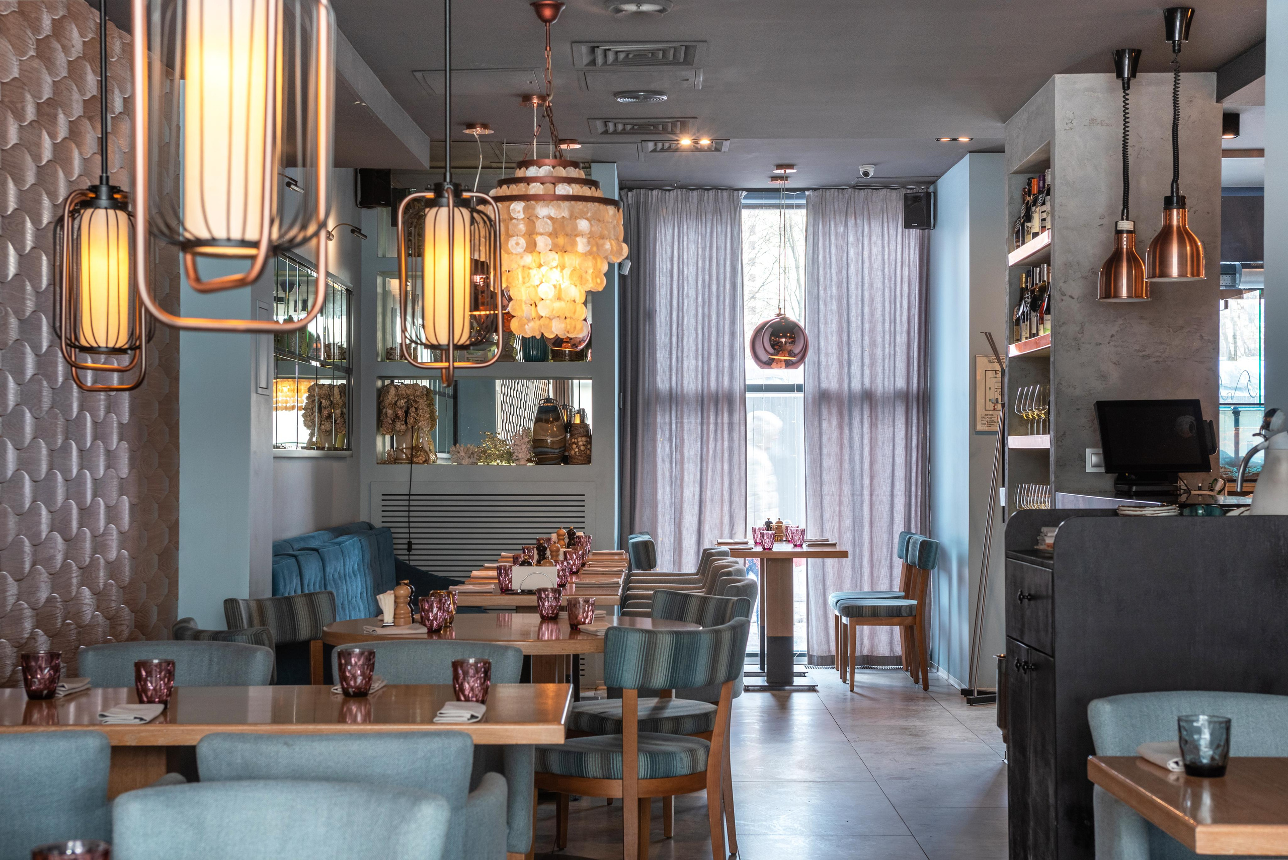 Детали интерьера ресторана THE МОРЕ: стильные стулья и декор