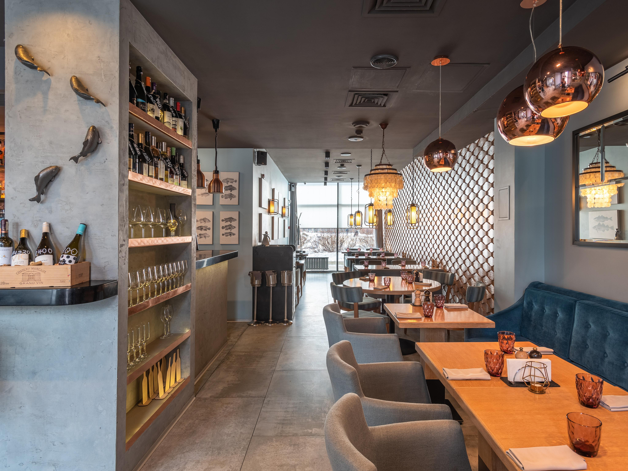 Интерьер ресторана THE МОРЕ с уютными диванами и стильными столами