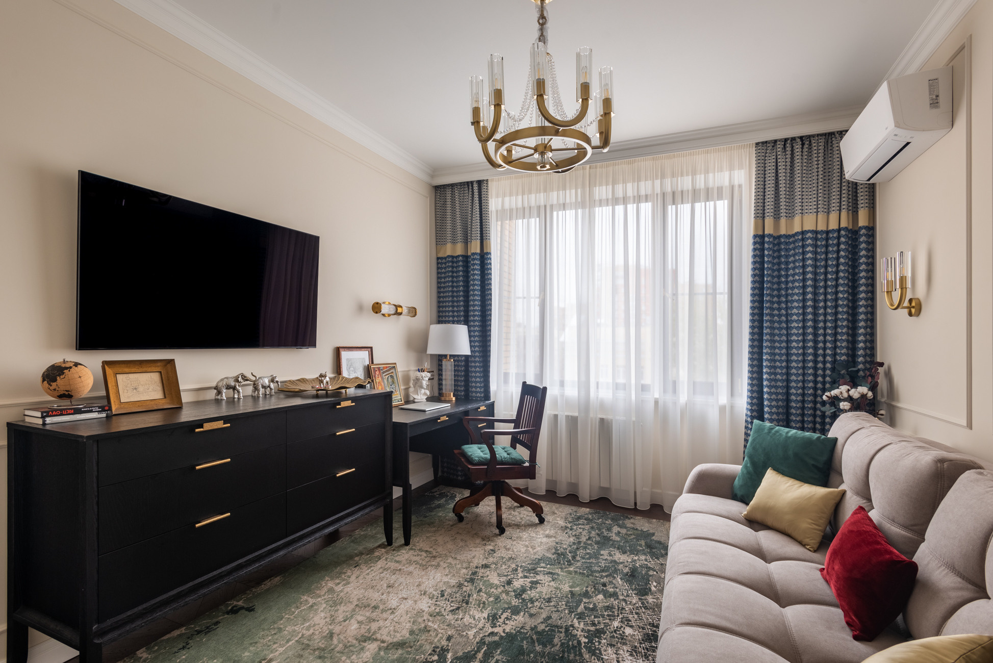 Уютный рабочий кабинет с большим деревянным столом, комфортабельным креслом.