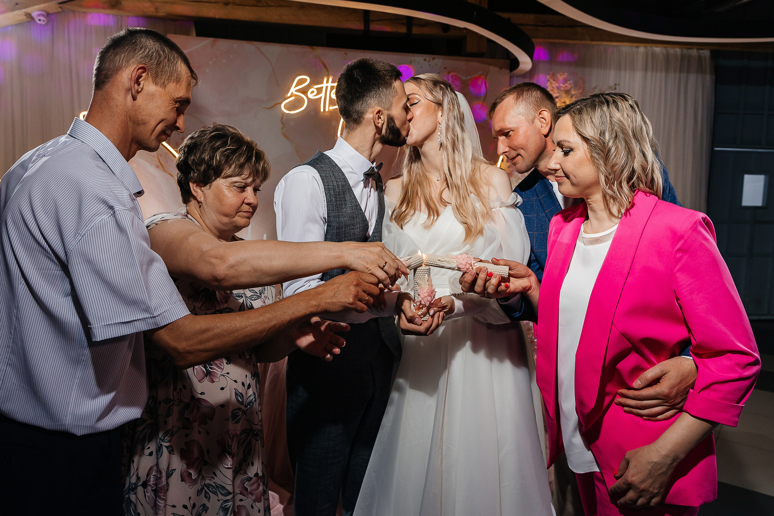 Чувственная первая встреча пары в отеле. Олег Сверчков | Свадебный фотограф Вологда