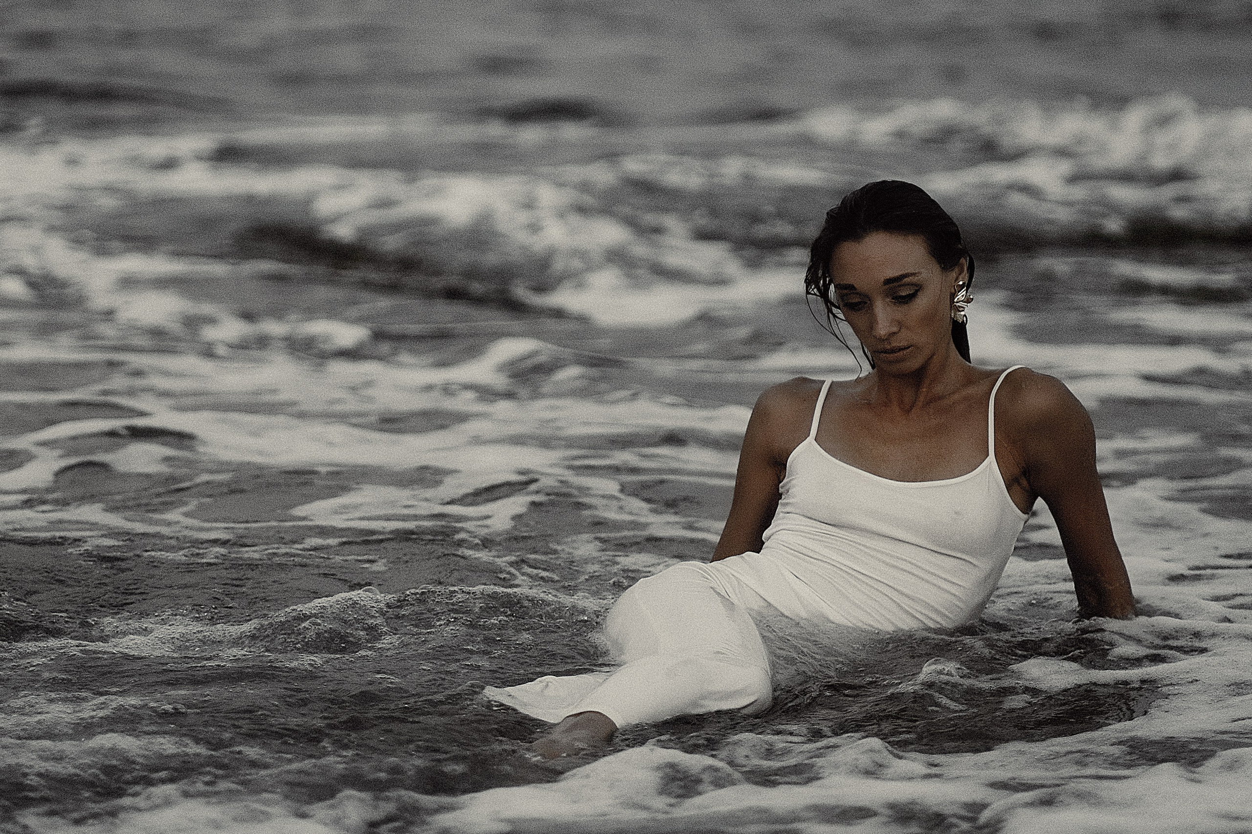 необычная креативная фотосессия в море