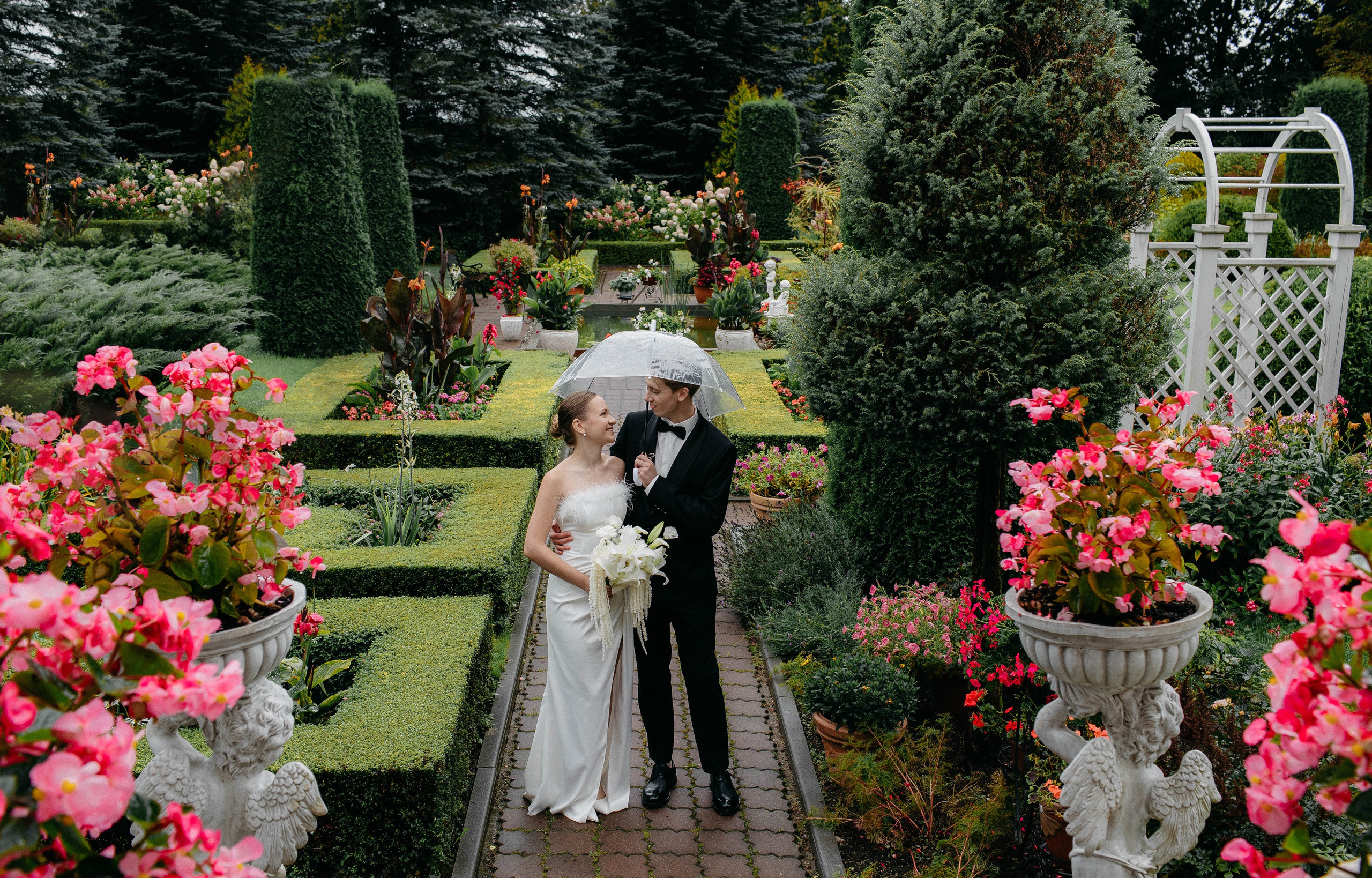 Свадебная фотосессия - прогулка по цветущему саду жениха и невесты