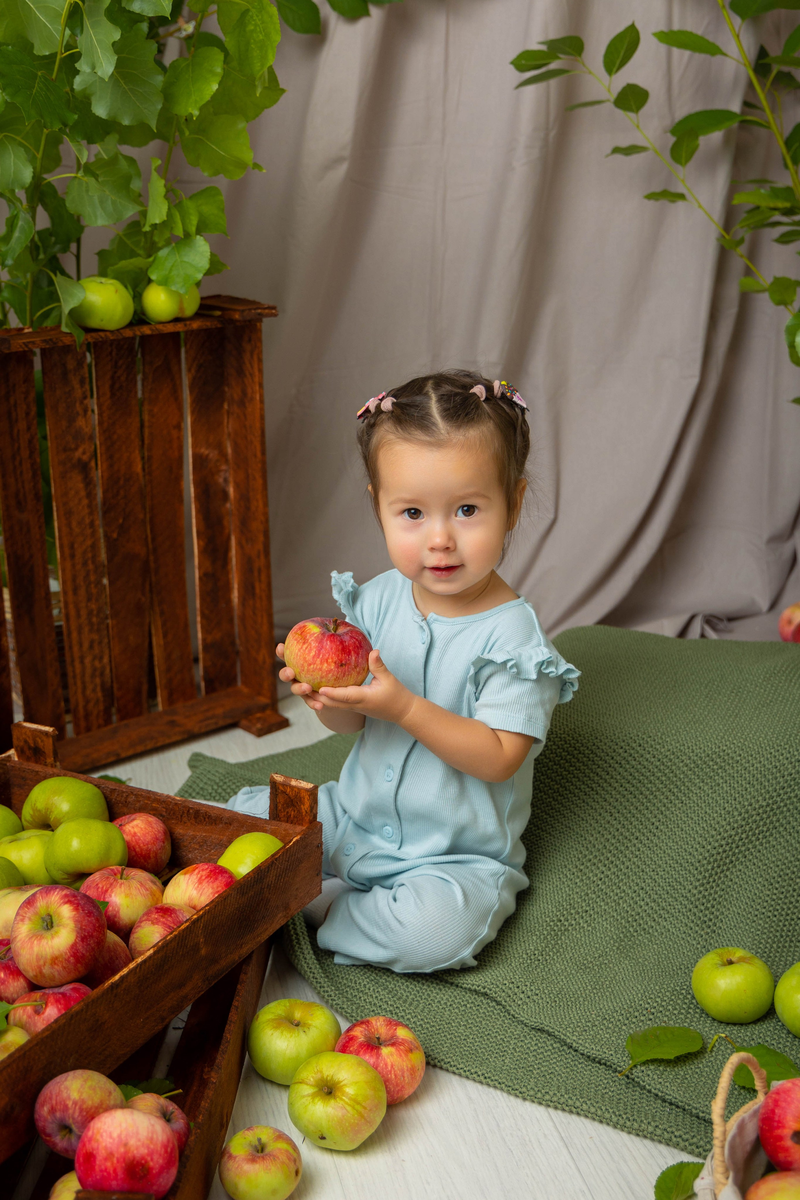 Фото зона с яблоками. Выпускные альбомы в Липецк
