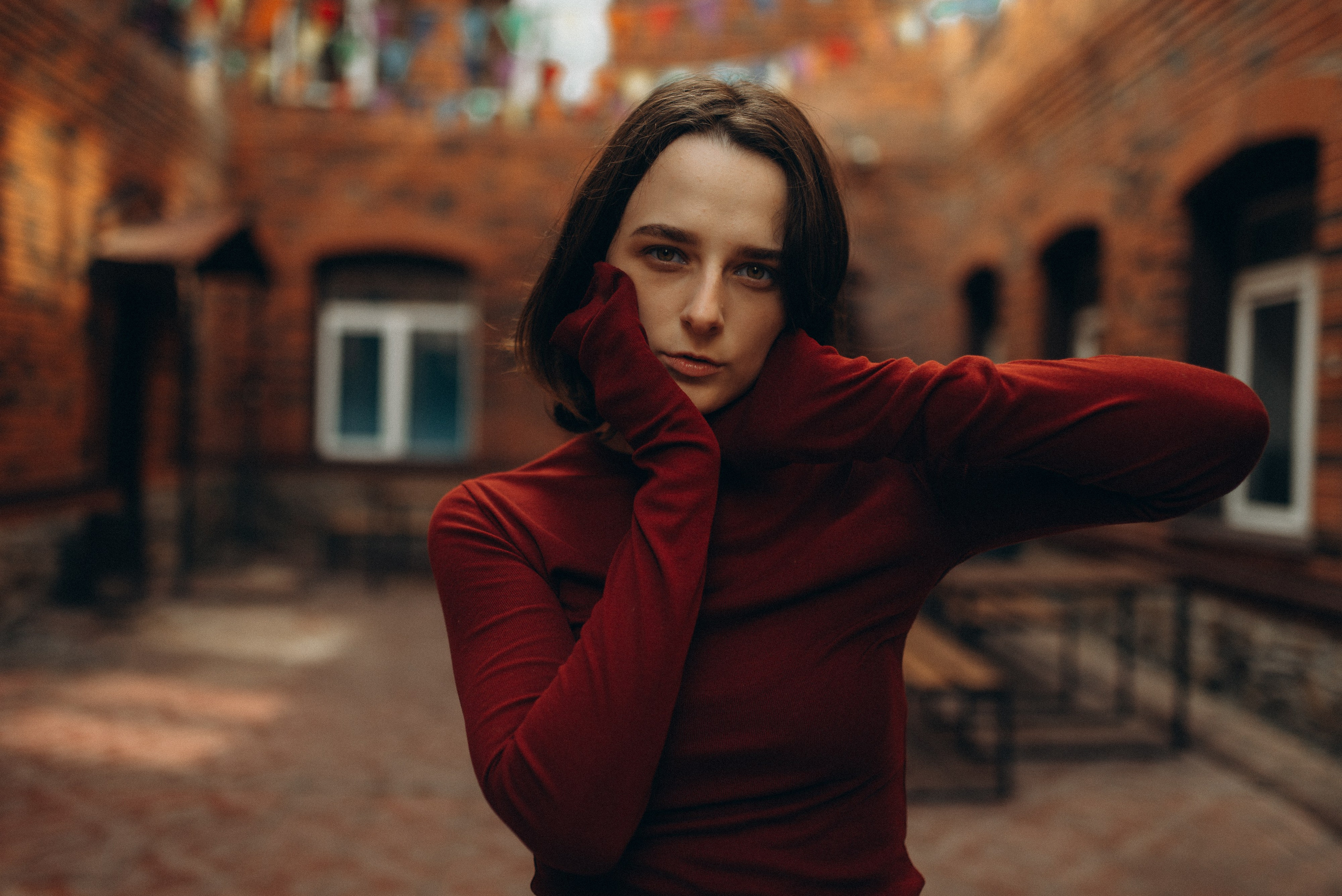 Женский портрет в красной водолазке и белой юбке, контрастное фото на фоне кирпичной кладки и металлических конструкций. Фотосессия в Новосибирске. 2.