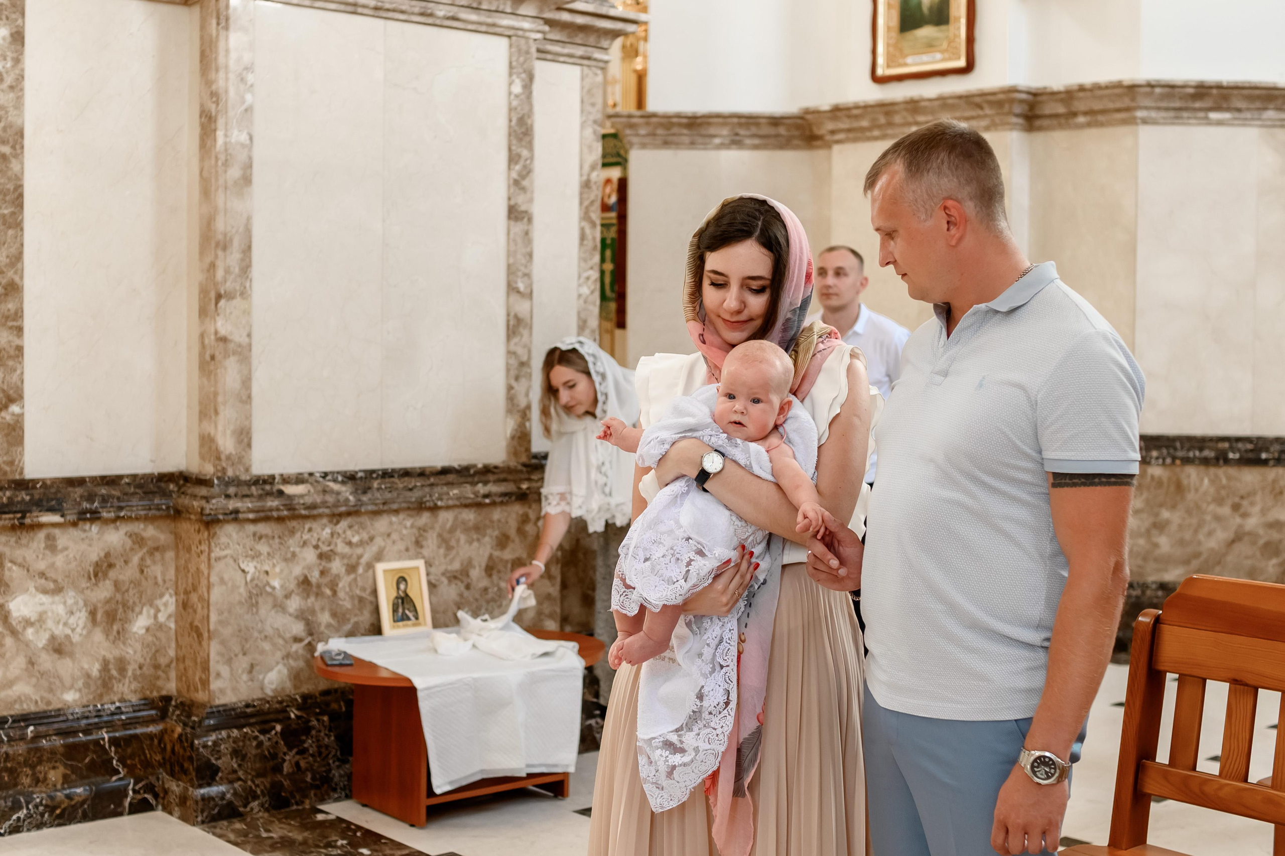 Таинство крещения Есении в Храме Петра и Февронии. Юлия Басня семейный и свадебный фотограф в Донецке