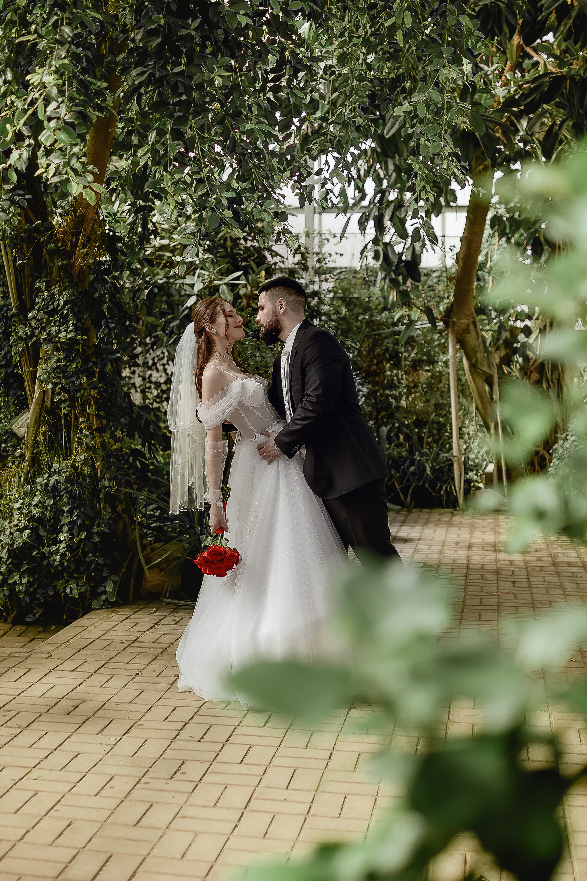 Свадьба с красными розами. Юлия Басня семейный и свадебный фотограф в Донецке