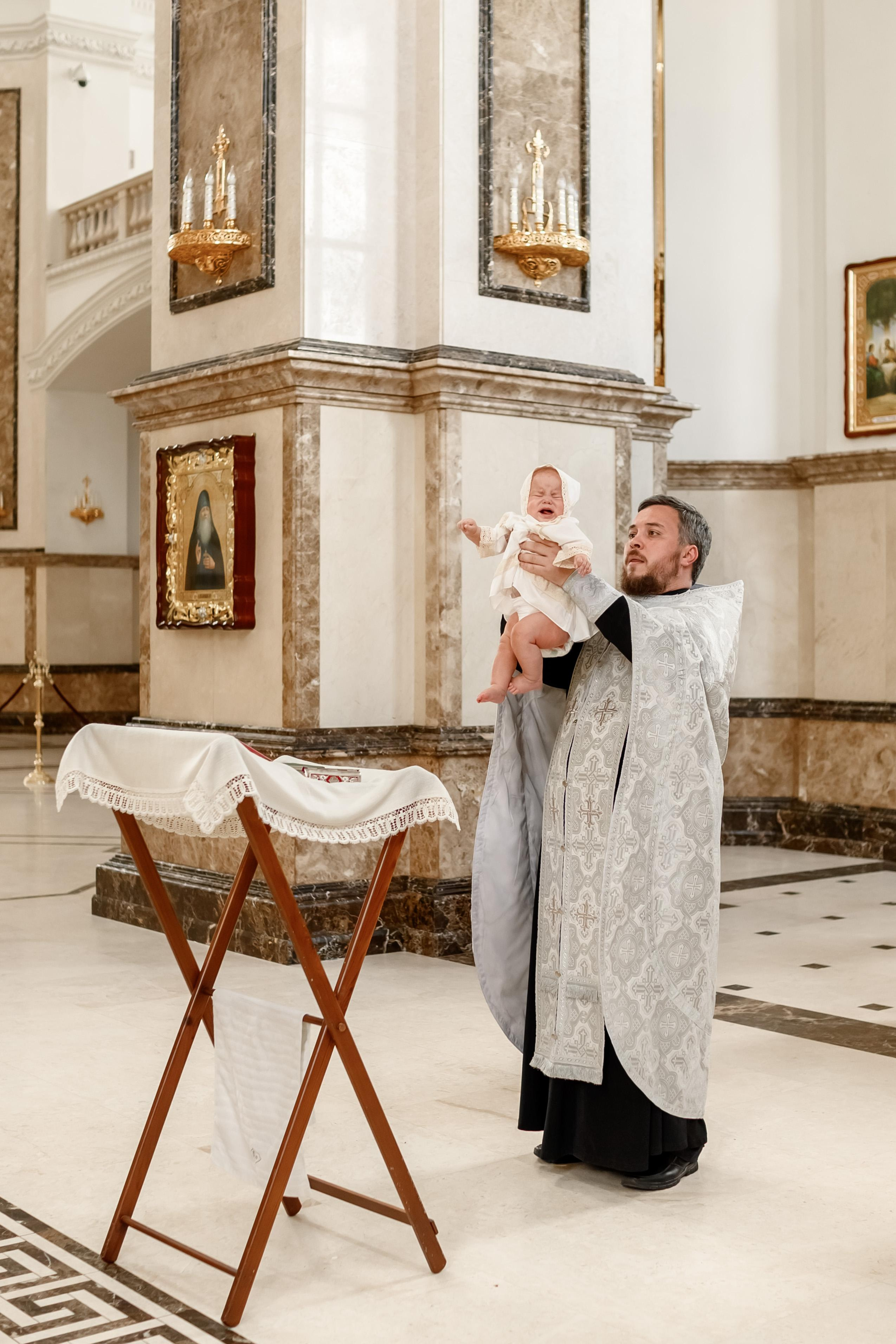Таинство крещения Есении в Храме Петра и Февронии. Юлия Басня семейный и свадебный фотограф в Донецке
