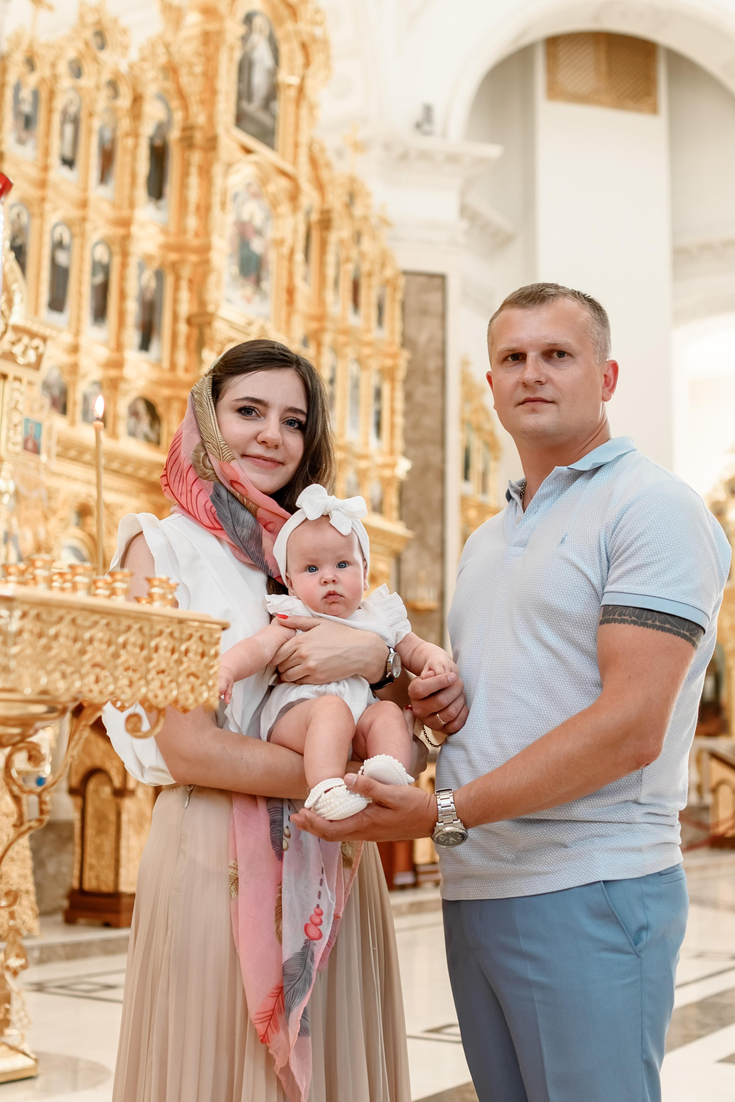 Таинство крещения Есении в Храме Петра и Февронии. Юлия Басня семейный и свадебный фотограф в Донецке