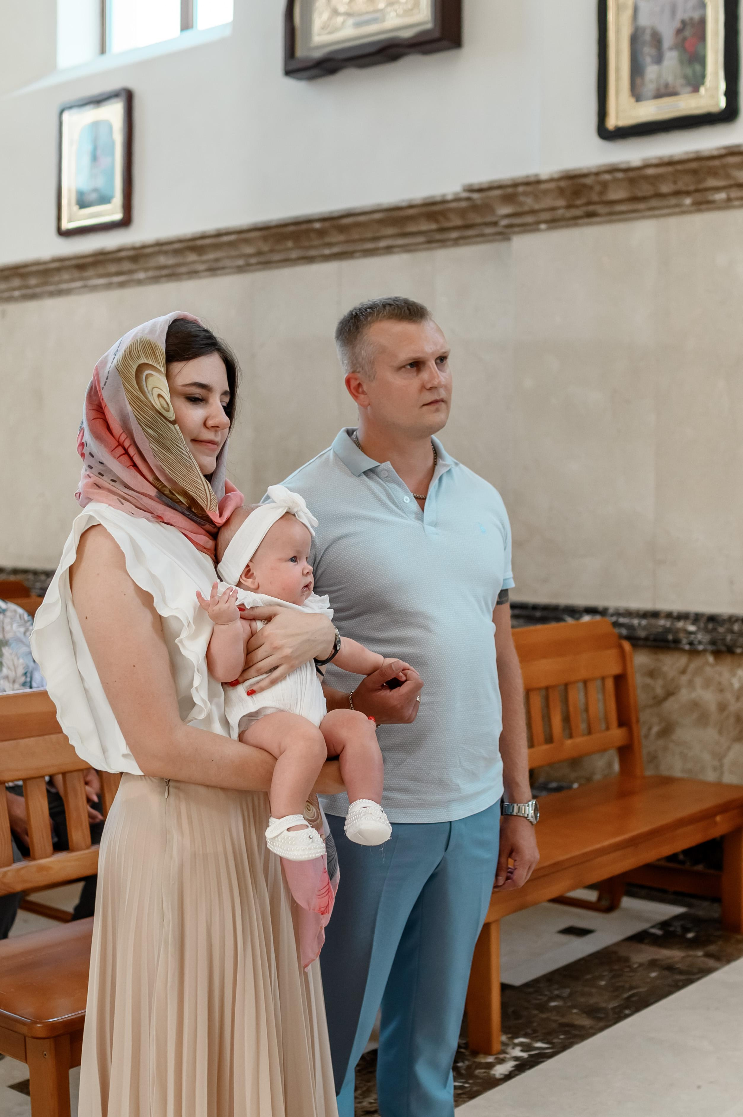 Таинство крещения Есении в Храме Петра и Февронии. Юлия Басня семейный и свадебный фотограф в Донецке