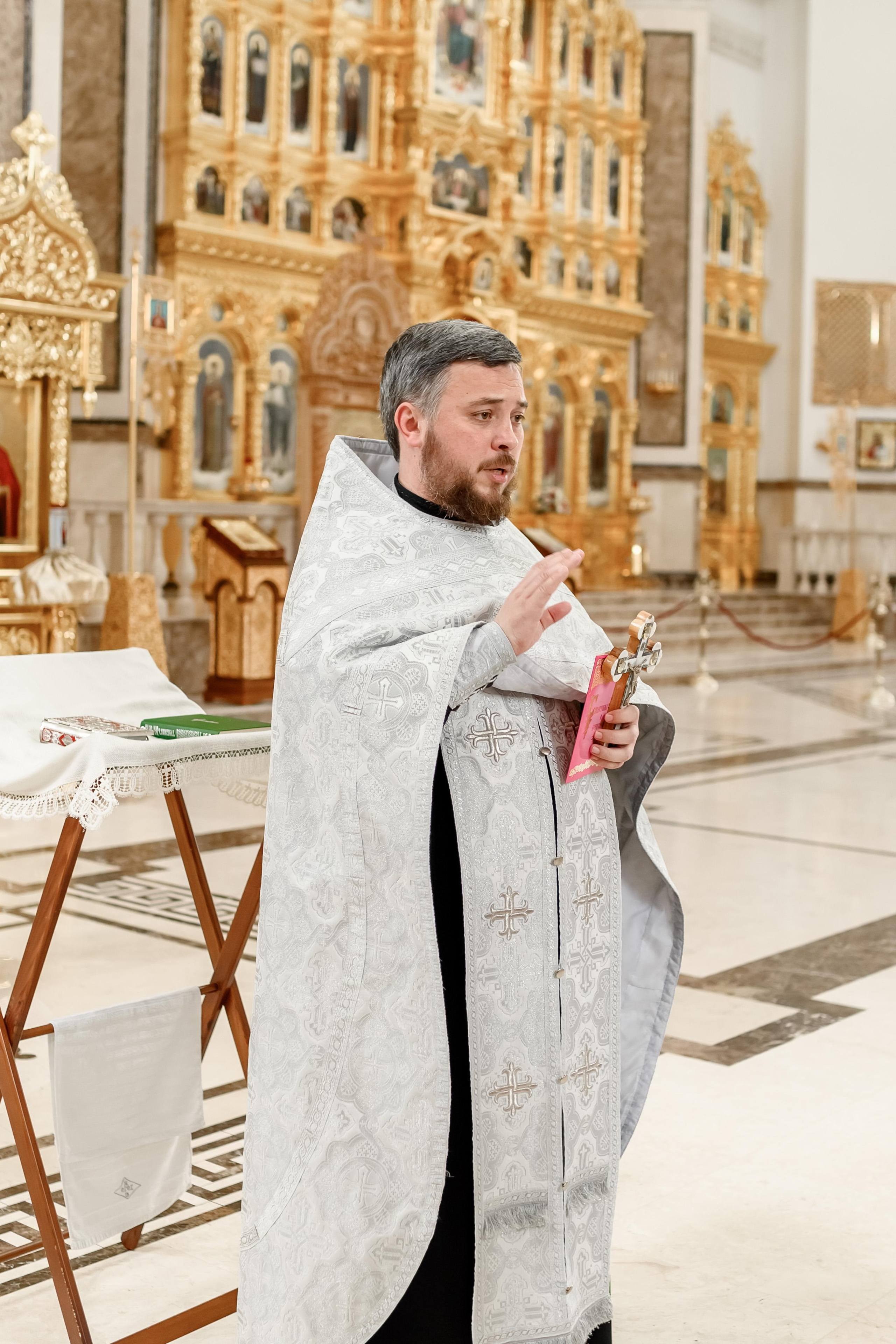 Таинство крещения Есении в Храме Петра и Февронии. Юлия Басня семейный и свадебный фотограф в Донецке