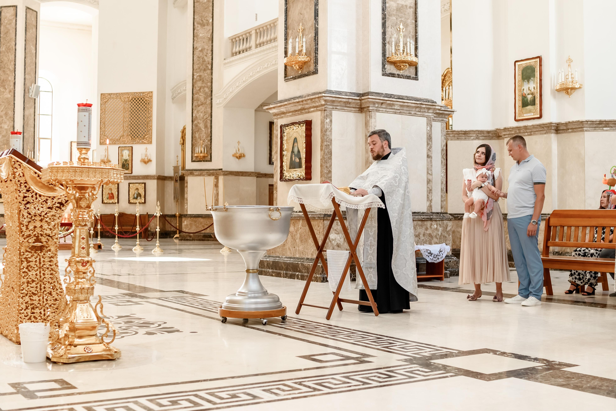 Таинство крещения Есении в Храме Петра и Февронии. Юлия Басня семейный и свадебный фотограф в Донецке