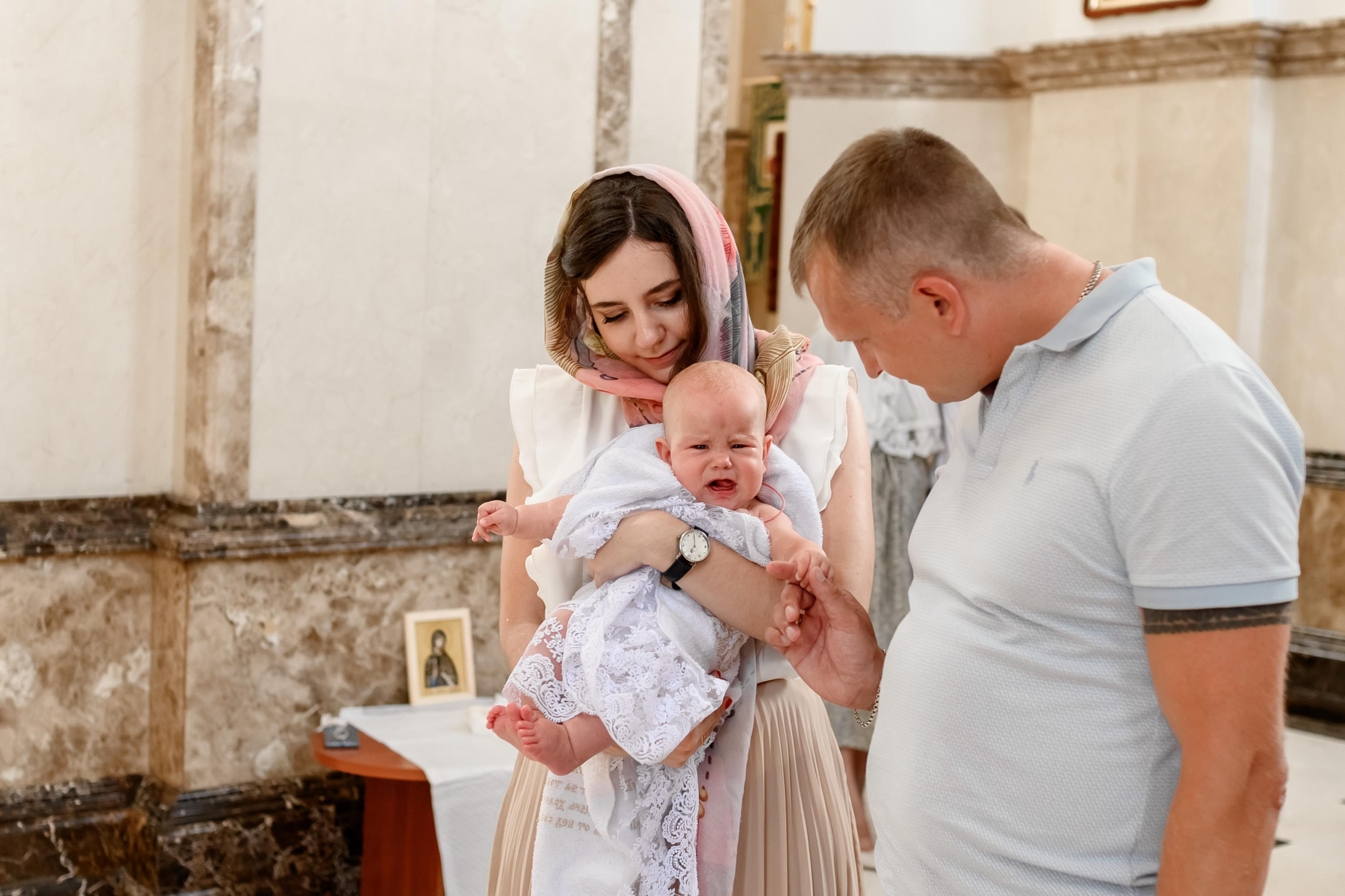 Таинство крещения Есении в Храме Петра и Февронии. Юлия Басня семейный и свадебный фотограф в Донецке