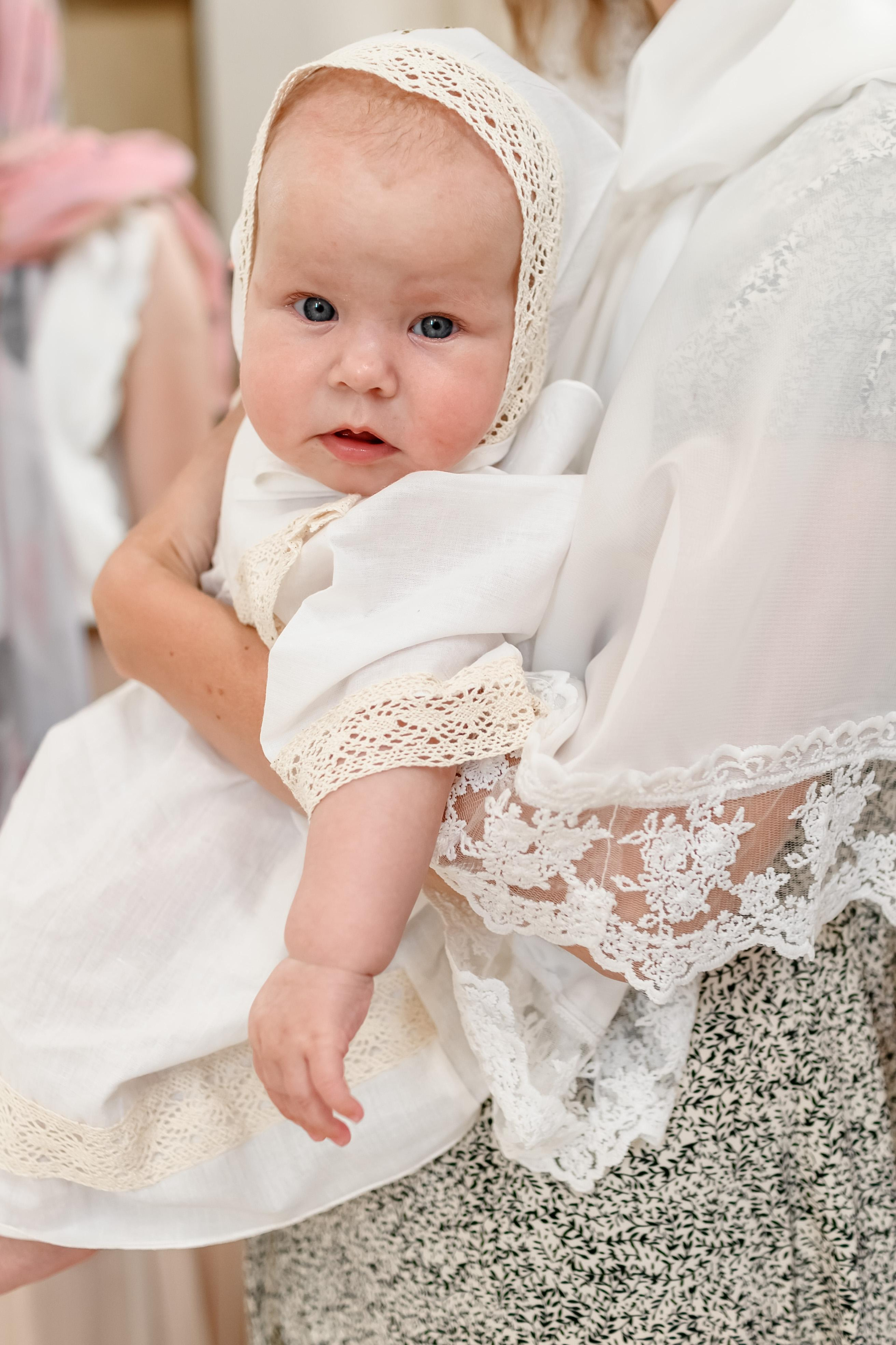 Таинство крещения Есении в Храме Петра и Февронии. Юлия Басня семейный и свадебный фотограф в Донецке