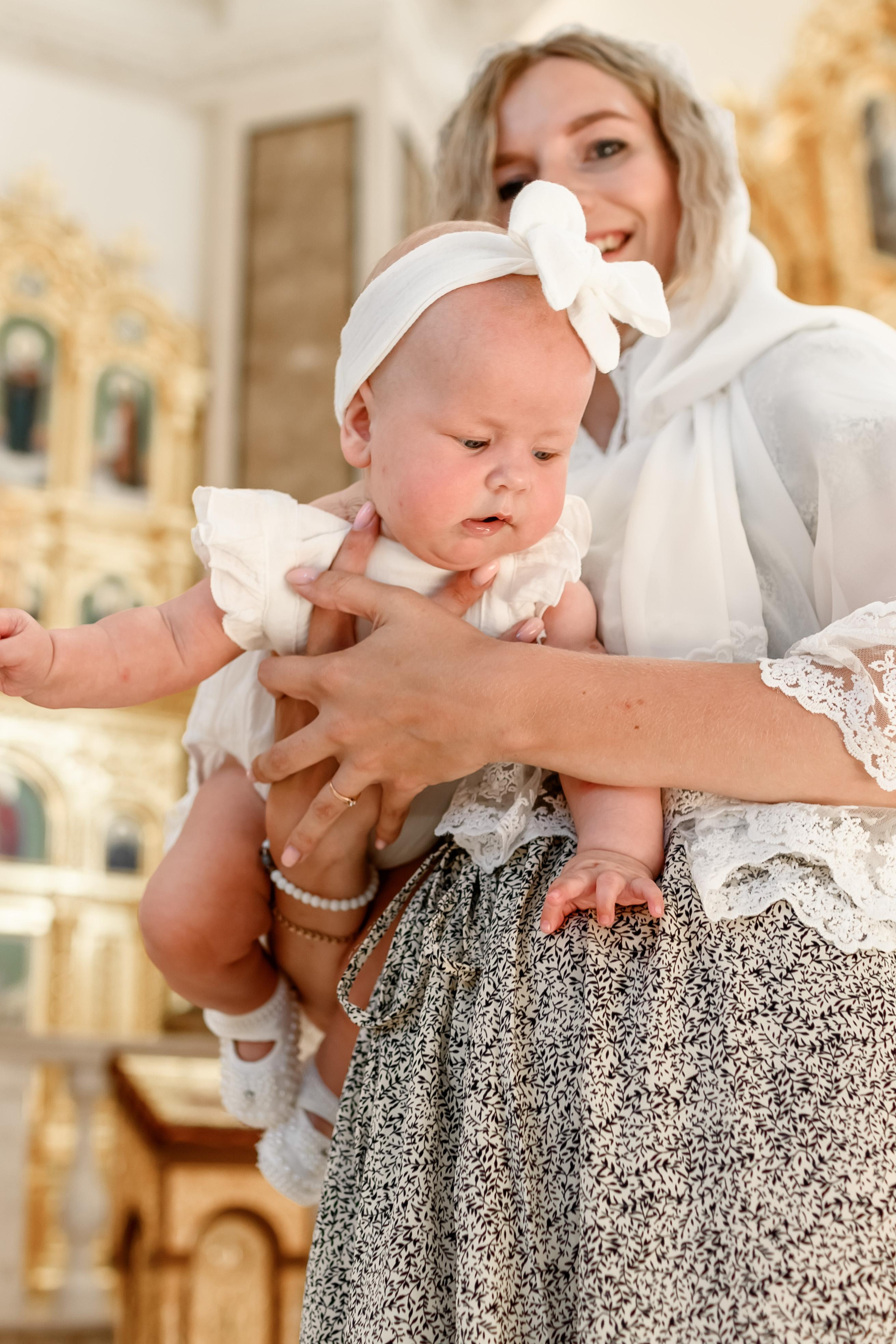 Таинство крещения Есении в Храме Петра и Февронии. Юлия Басня семейный и свадебный фотограф в Донецке