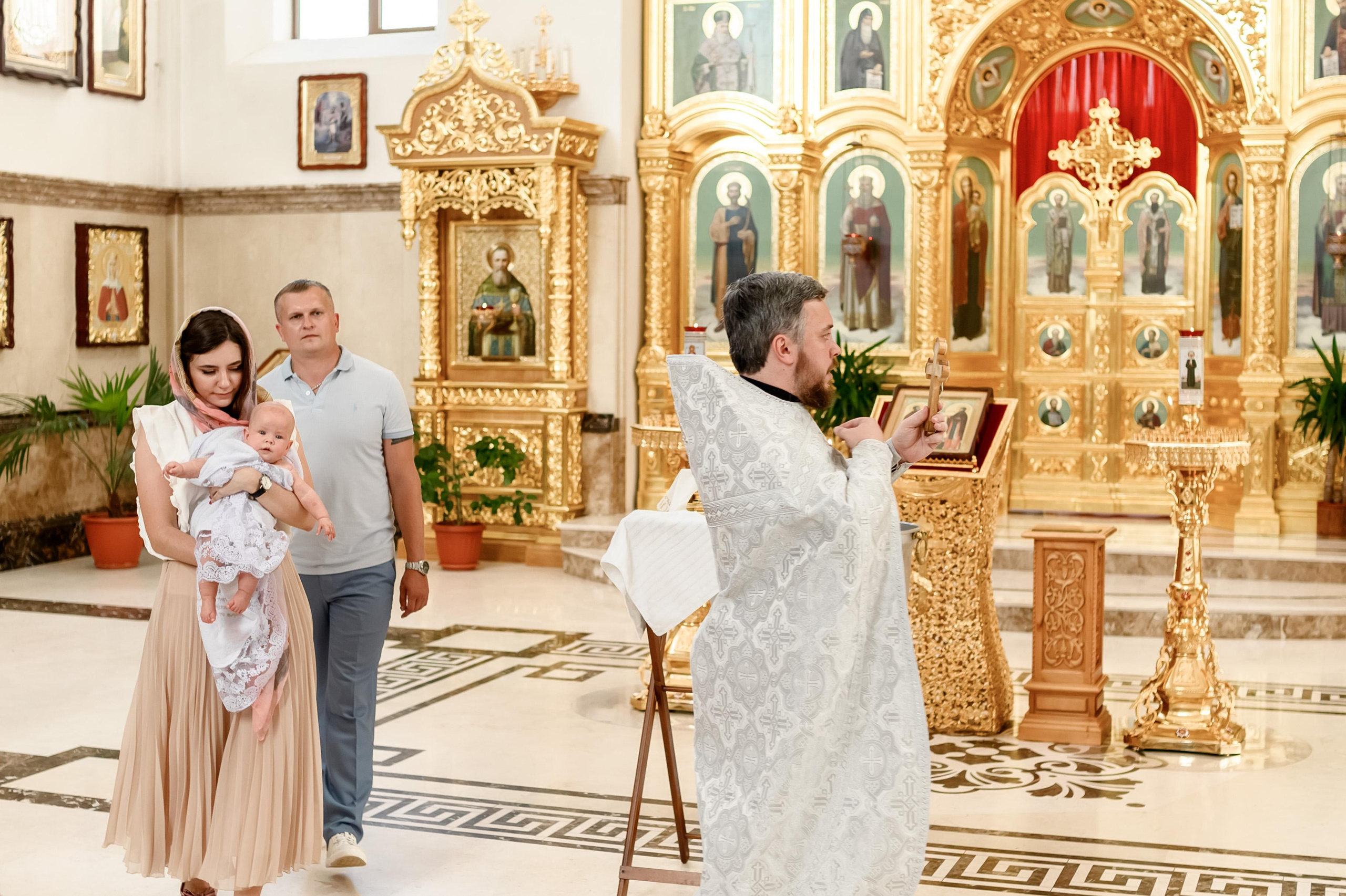 Таинство крещения Есении в Храме Петра и Февронии. Юлия Басня семейный и свадебный фотограф в Донецке