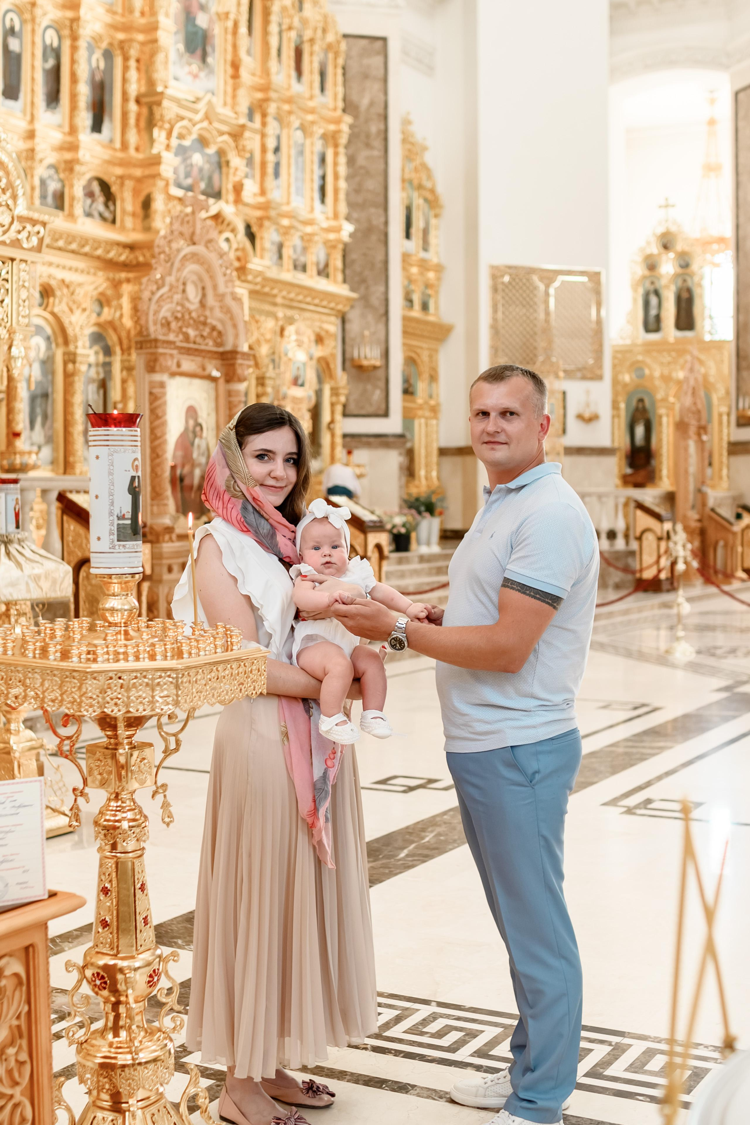 Таинство крещения Есении в Храме Петра и Февронии. Юлия Басня семейный и свадебный фотограф в Донецке