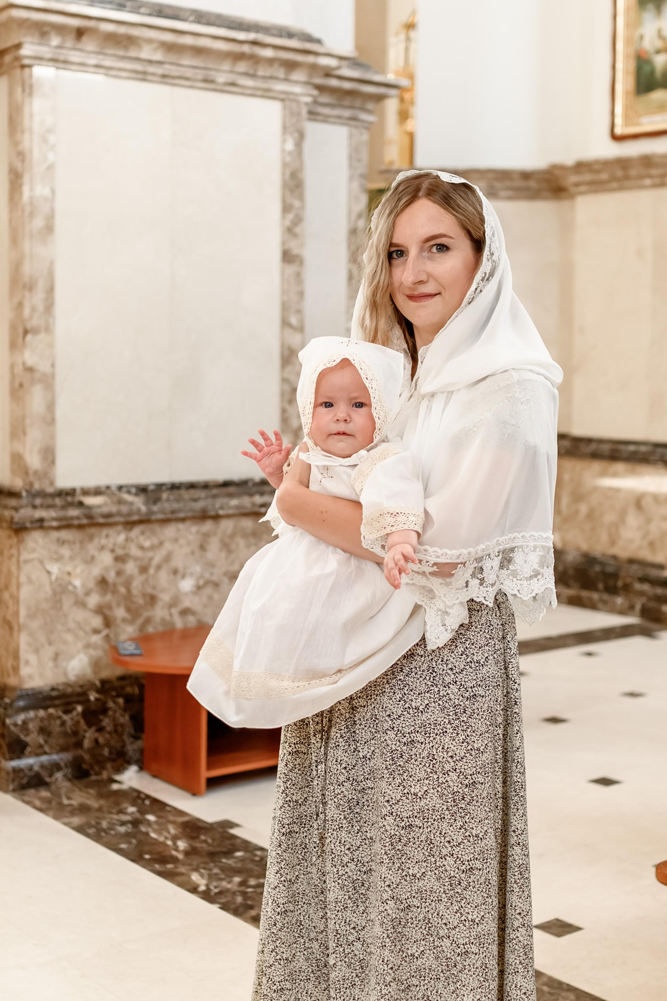 Таинство крещения Есении в Храме Петра и Февронии. Юлия Басня семейный и свадебный фотограф в Донецке