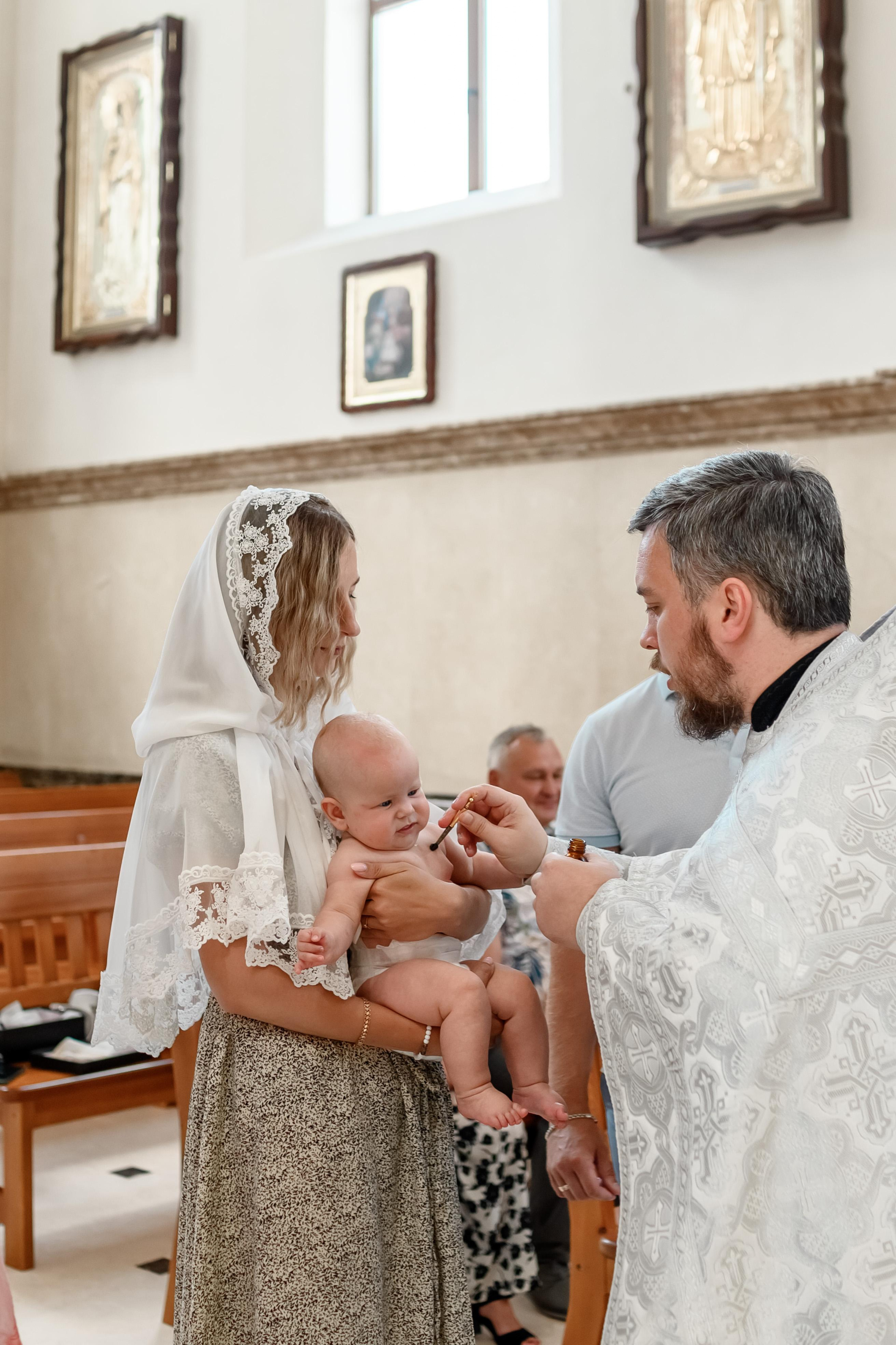 Таинство крещения Есении в Храме Петра и Февронии. Юлия Басня семейный и свадебный фотограф в Донецке