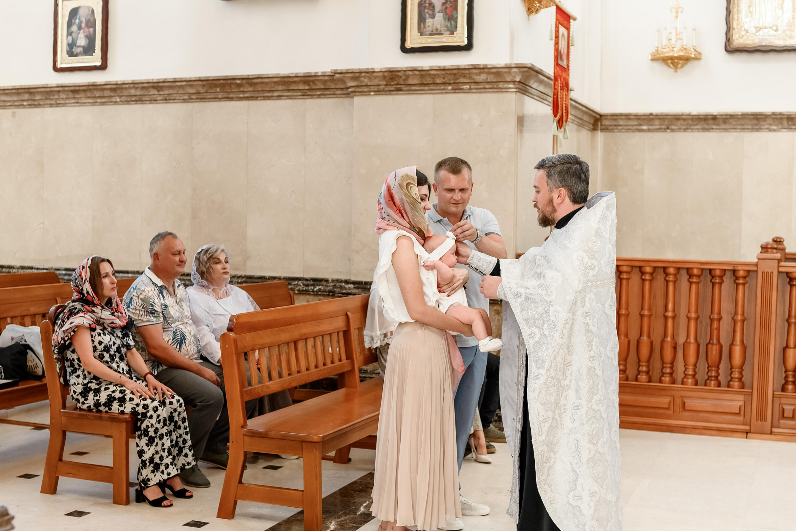 Таинство крещения Есении в Храме Петра и Февронии. Юлия Басня семейный и свадебный фотограф в Донецке