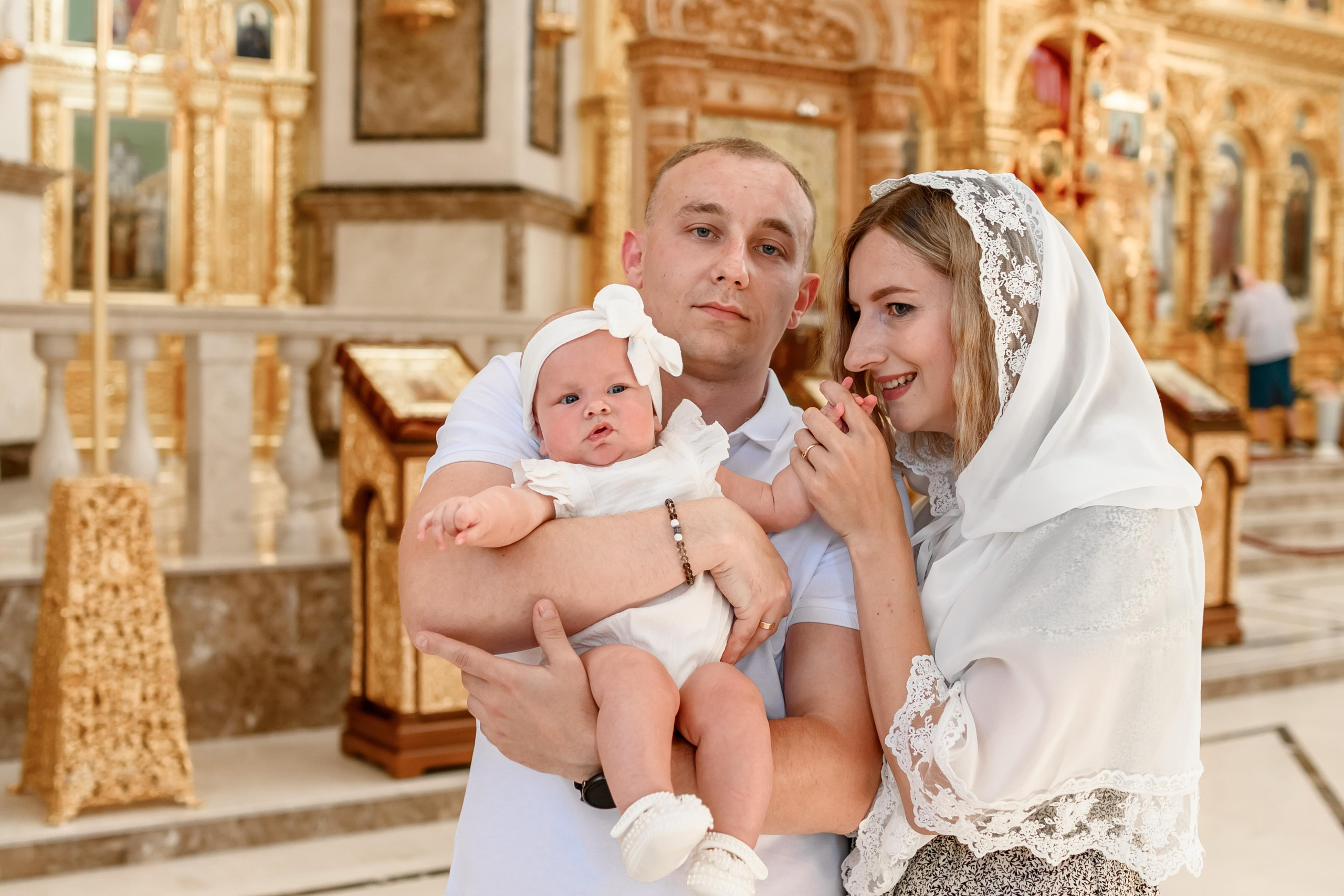 Таинство крещения Есении в Храме Петра и Февронии. Юлия Басня семейный и свадебный фотограф в Донецке