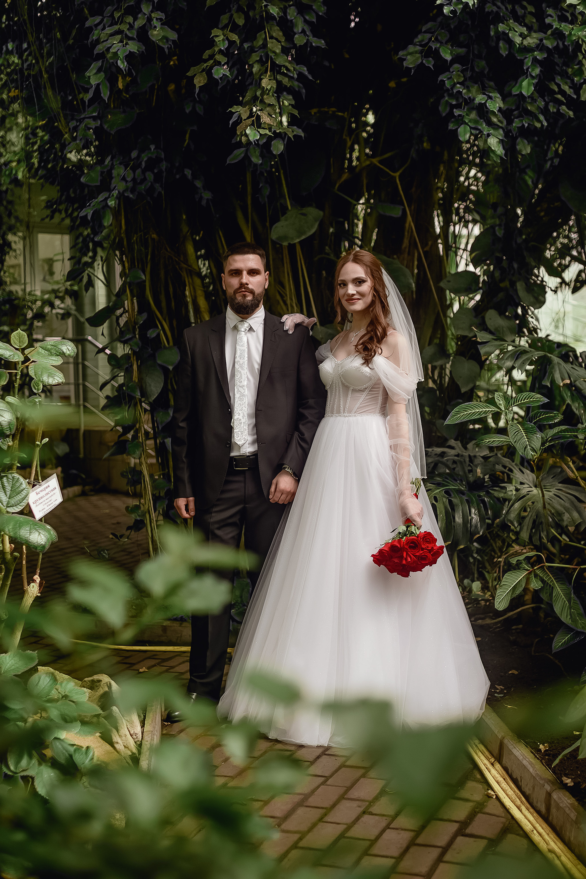 Свадьба с красными розами. Юлия Басня семейный и свадебный фотограф в Донецке