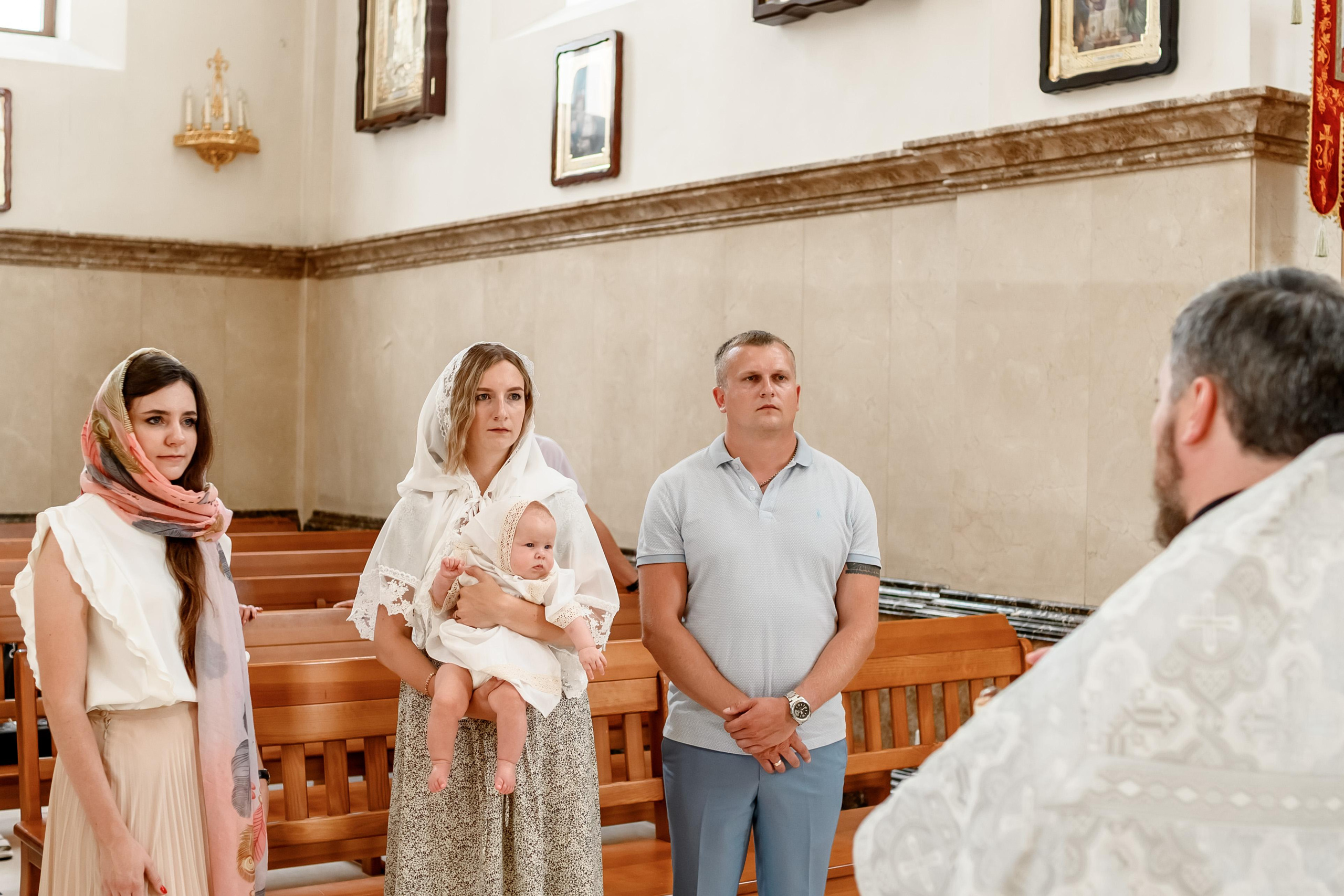 Таинство крещения Есении в Храме Петра и Февронии. Юлия Басня семейный и свадебный фотограф в Донецке