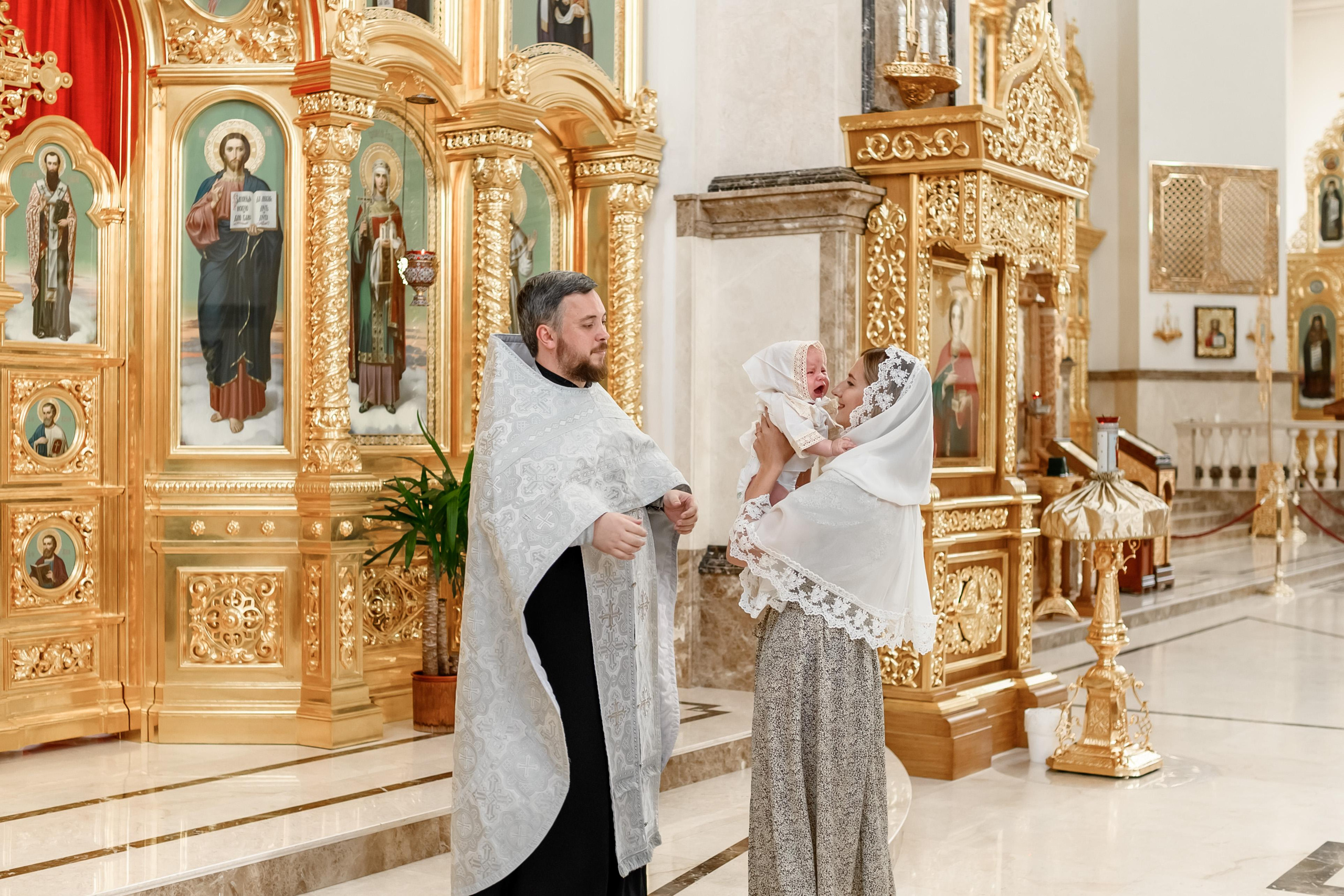 Таинство крещения Есении в Храме Петра и Февронии. Юлия Басня семейный и свадебный фотограф в Донецке