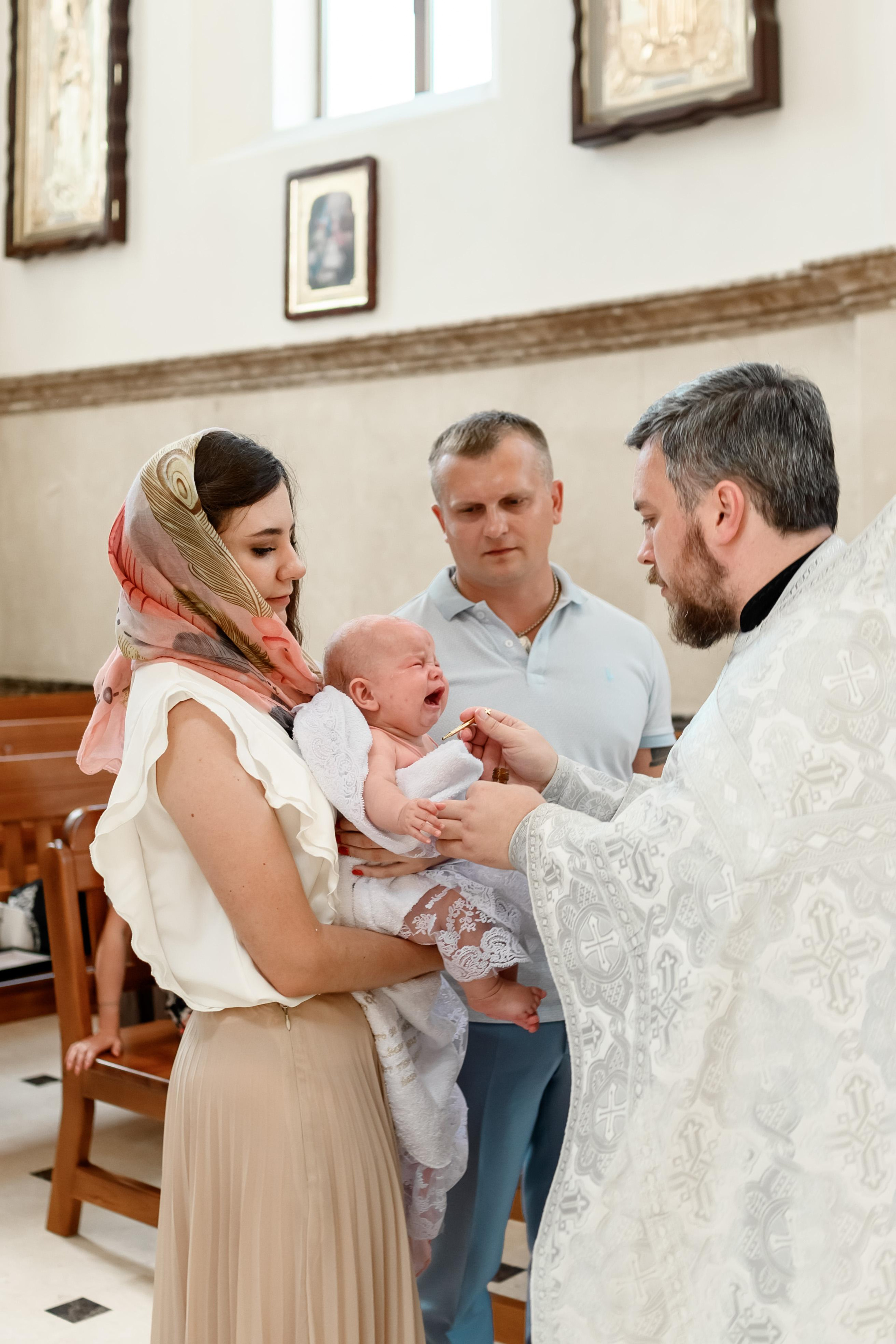 Таинство крещения Есении в Храме Петра и Февронии. Юлия Басня семейный и свадебный фотограф в Донецке