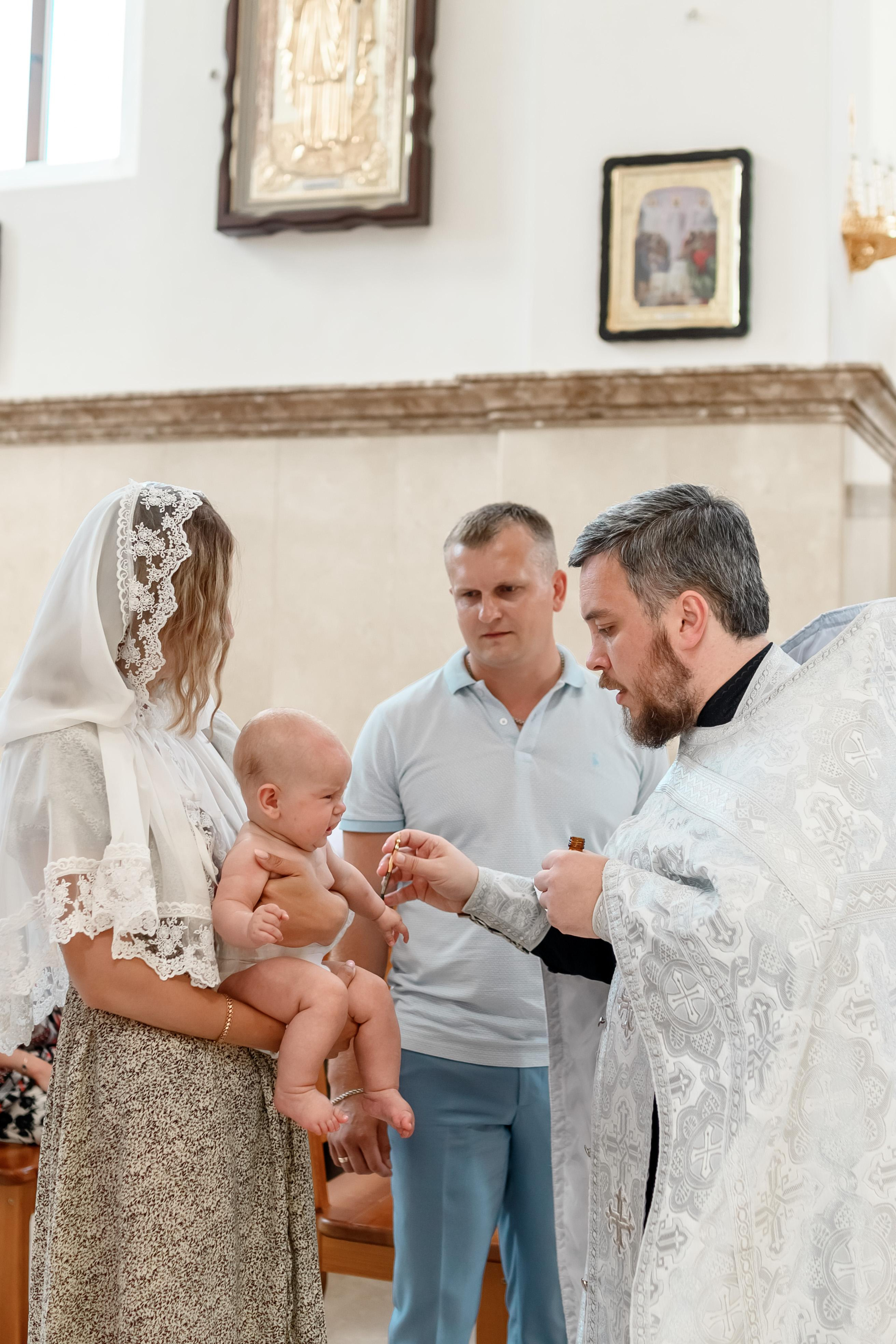 Таинство крещения Есении в Храме Петра и Февронии. Юлия Басня семейный и свадебный фотограф в Донецке