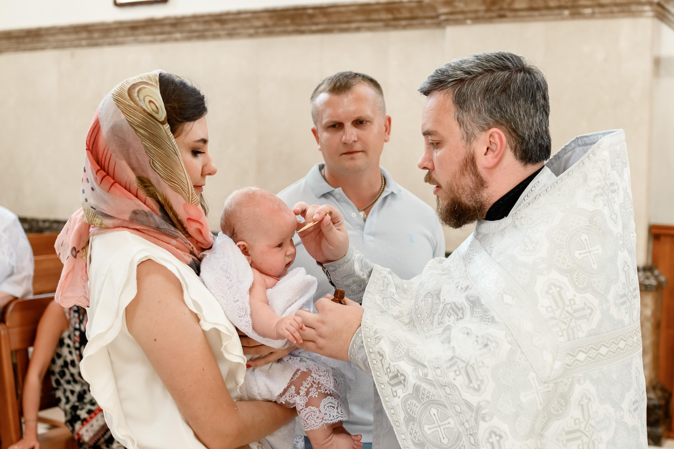 Таинство крещения Есении в Храме Петра и Февронии. Юлия Басня семейный и свадебный фотограф в Донецке