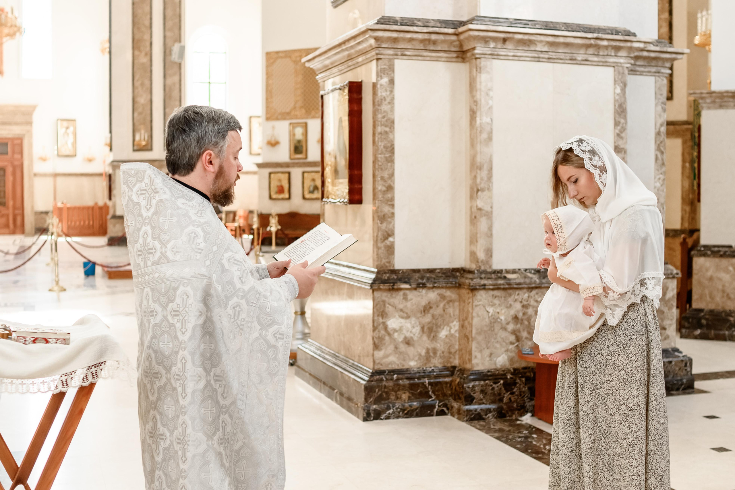 Таинство крещения Есении в Храме Петра и Февронии. Юлия Басня семейный и свадебный фотограф в Донецке