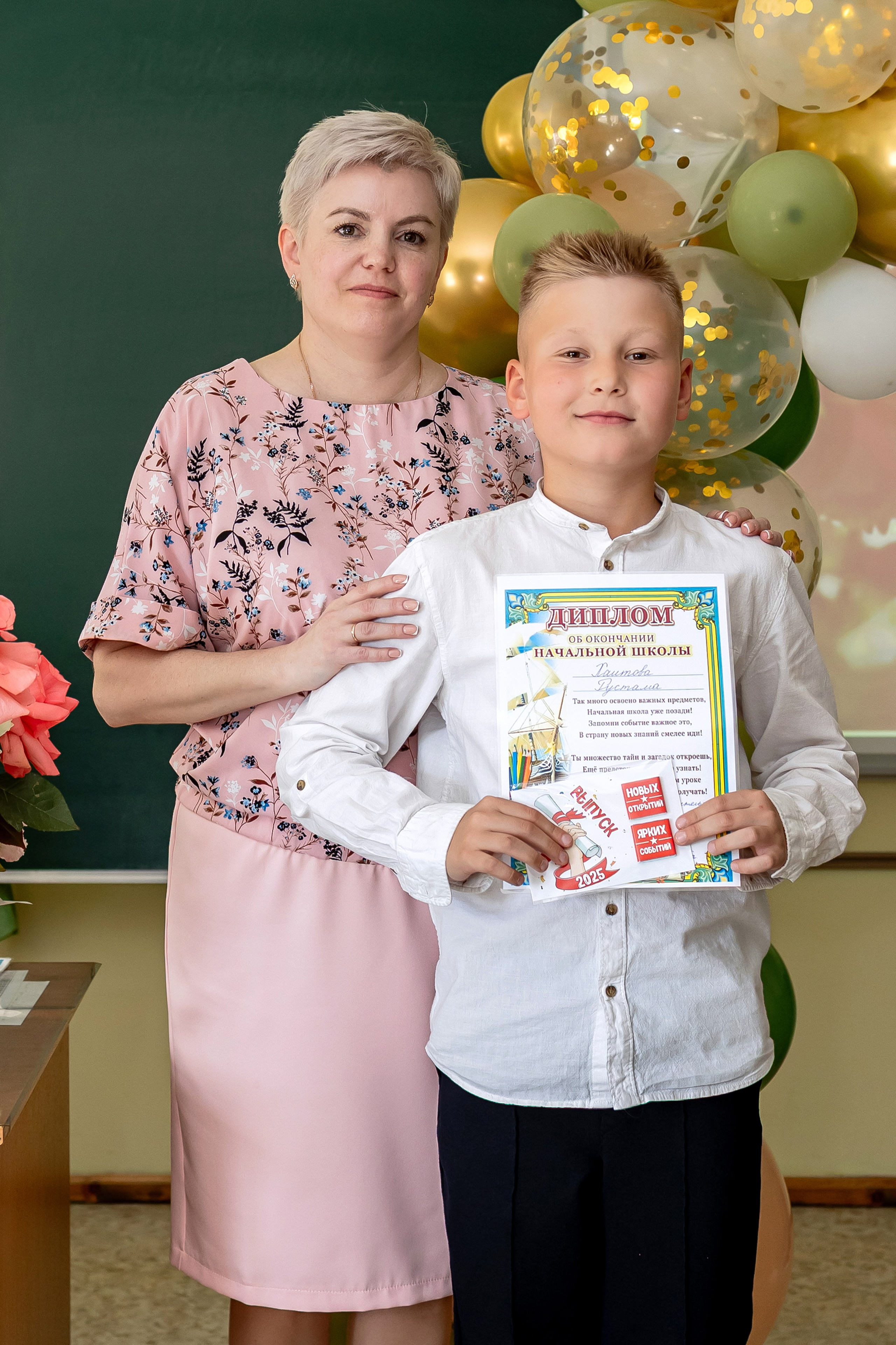 Выпускной в начальной школе в классе. Фотограф и видеограф Москва. Свадебный фотограф, видеограф. Выпускные альбомы. Оживающие альбомы