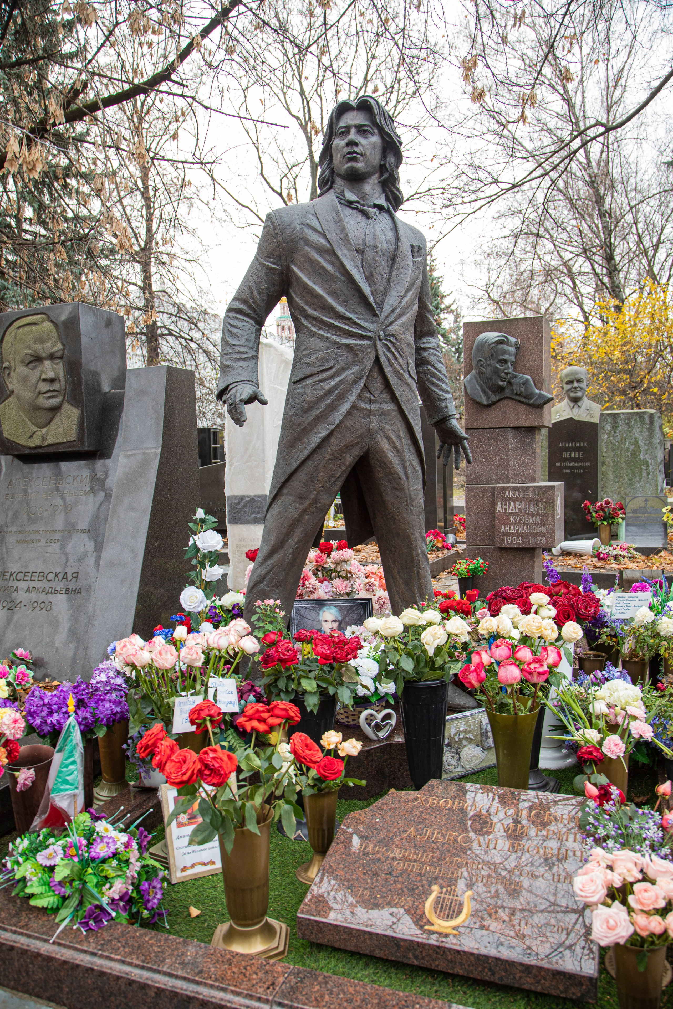 Осенняя прогулка по Новодевичьему кладбищу. Фотограф Сергей Ловкий