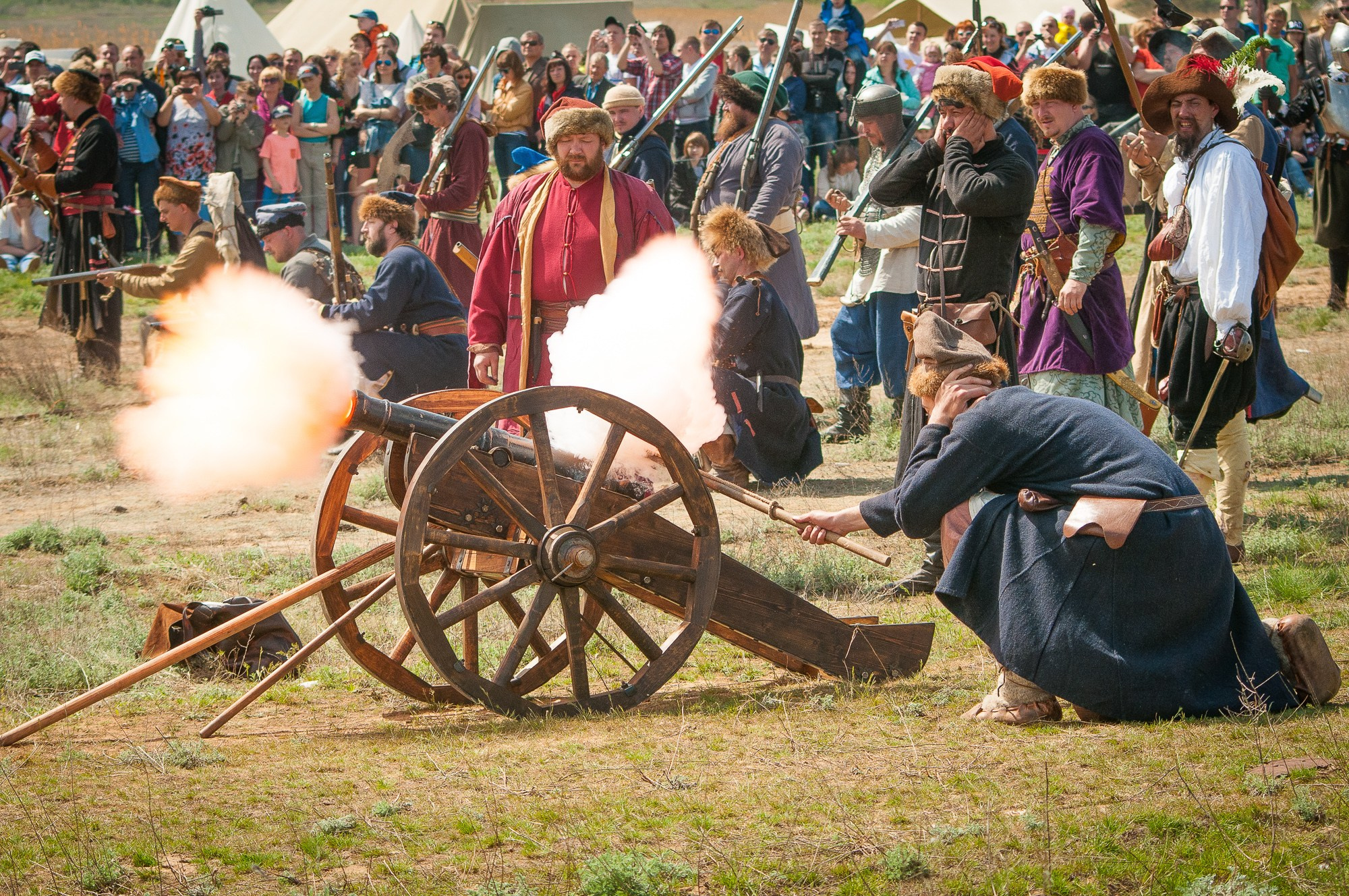 Старинное орудие стреляет