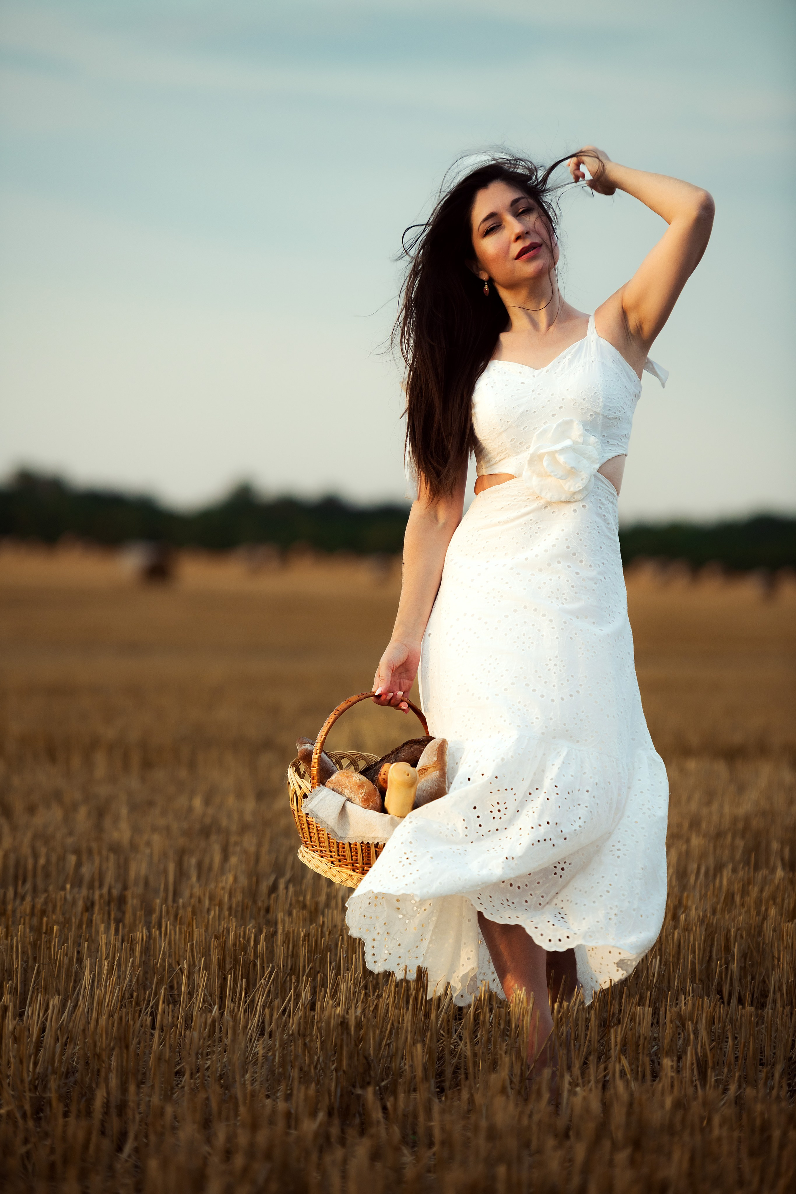 Фотосессия Ирина в поле со стогами. Портретный фотограф в Краснодаре Евгений Карпов