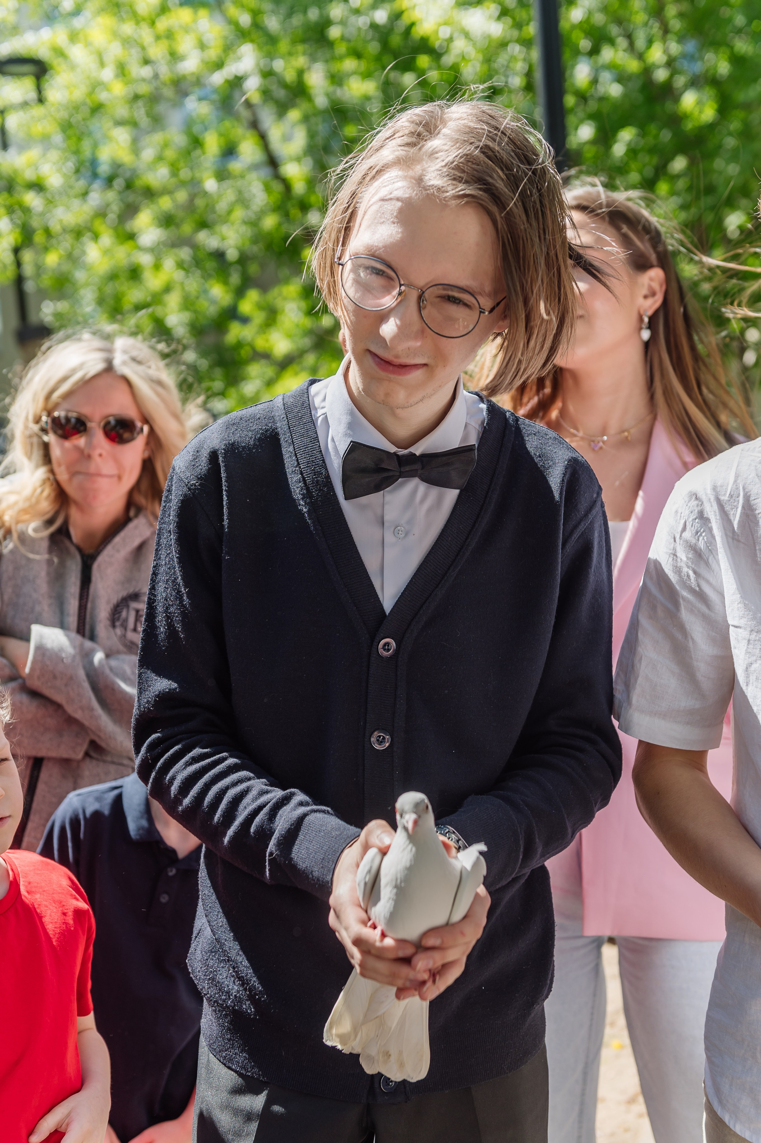 выпускник выпускает голубя