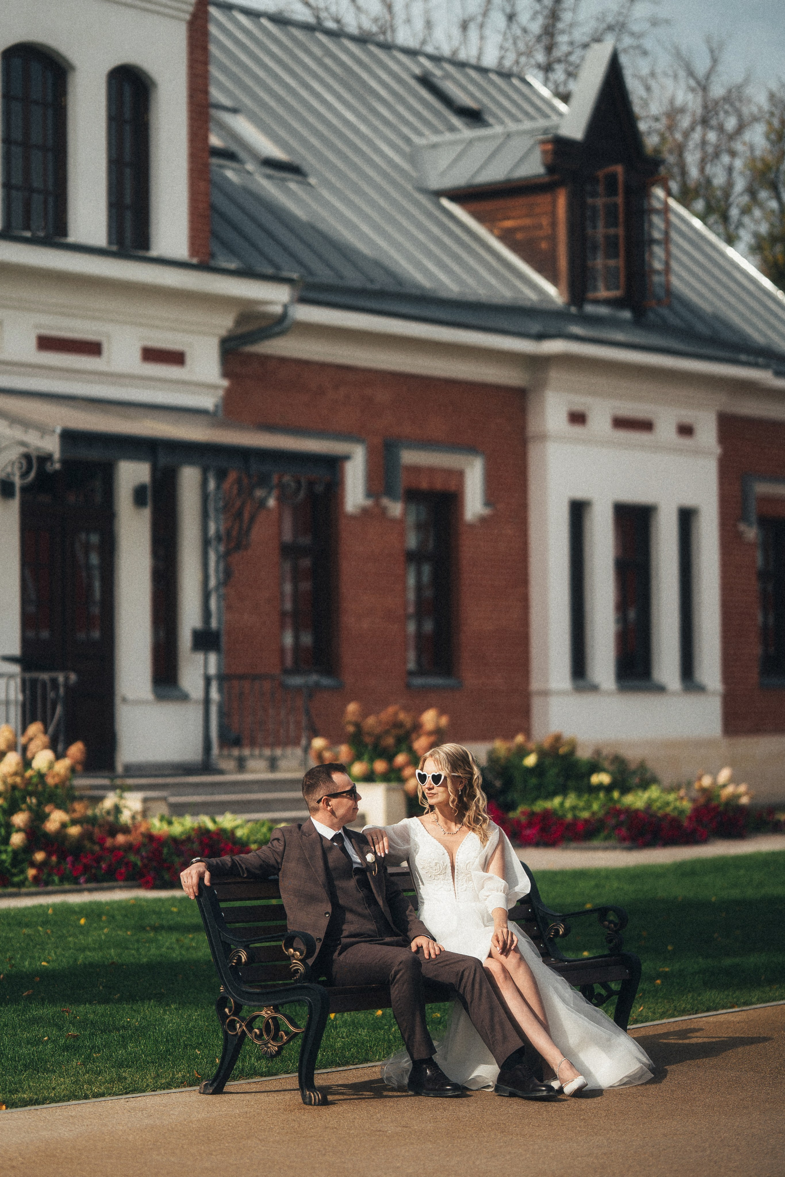 Красивая пара молодоженов сидят на лавочке. Фото Романа Янко.