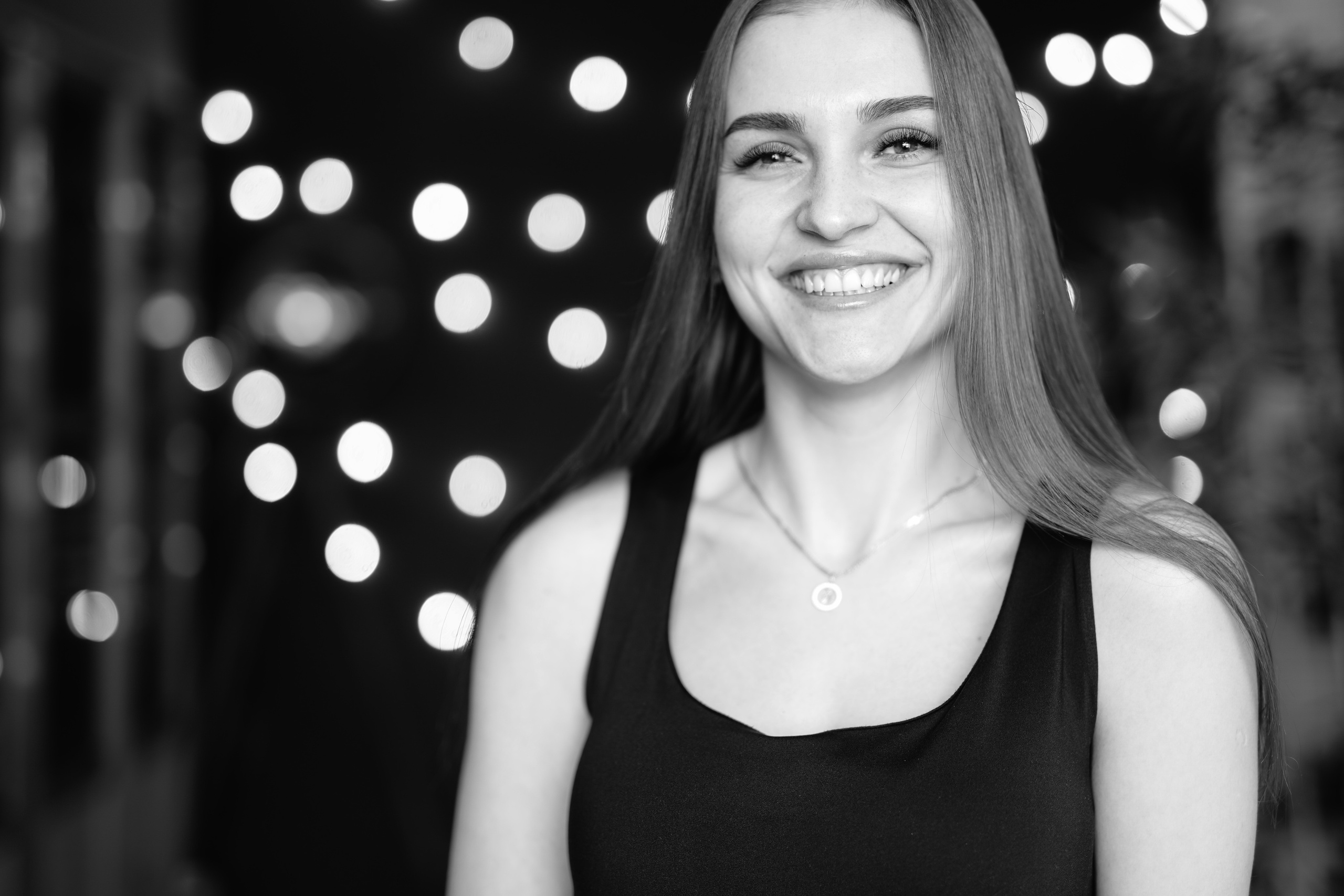 Черно белый эмоциональный портрет девушки с длинными волосами, девушка смеется и счастлива.