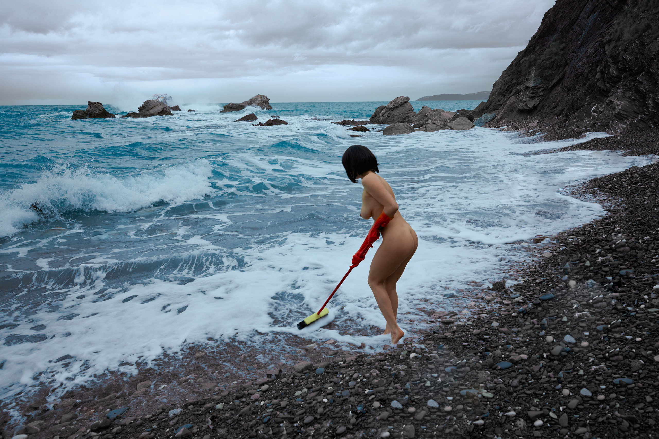 Abstract nude female portrait in soft natural light. Focus on form, emotion, and quiet absence. An intimate fine-art nude exploring the space between presence and disappearance. Shot in ambient light with minimalist aesthetic. Размытая ню-композиция. Женское тело в состоянии покоя, абстракция. Минималистичный кадр фрагмента женского тела в контрастном свете. Художественная ню-фотография, игра текстур. Художественный портрет обнажённой женщины. Светлая сцена, ню-фотография, атмосфера статуи и тишины. Ню в тёплом освещении, женская фигура в статичной позе. Художественное изображение тела, текстуры и свет. фотограф ню. art nude photography photographer